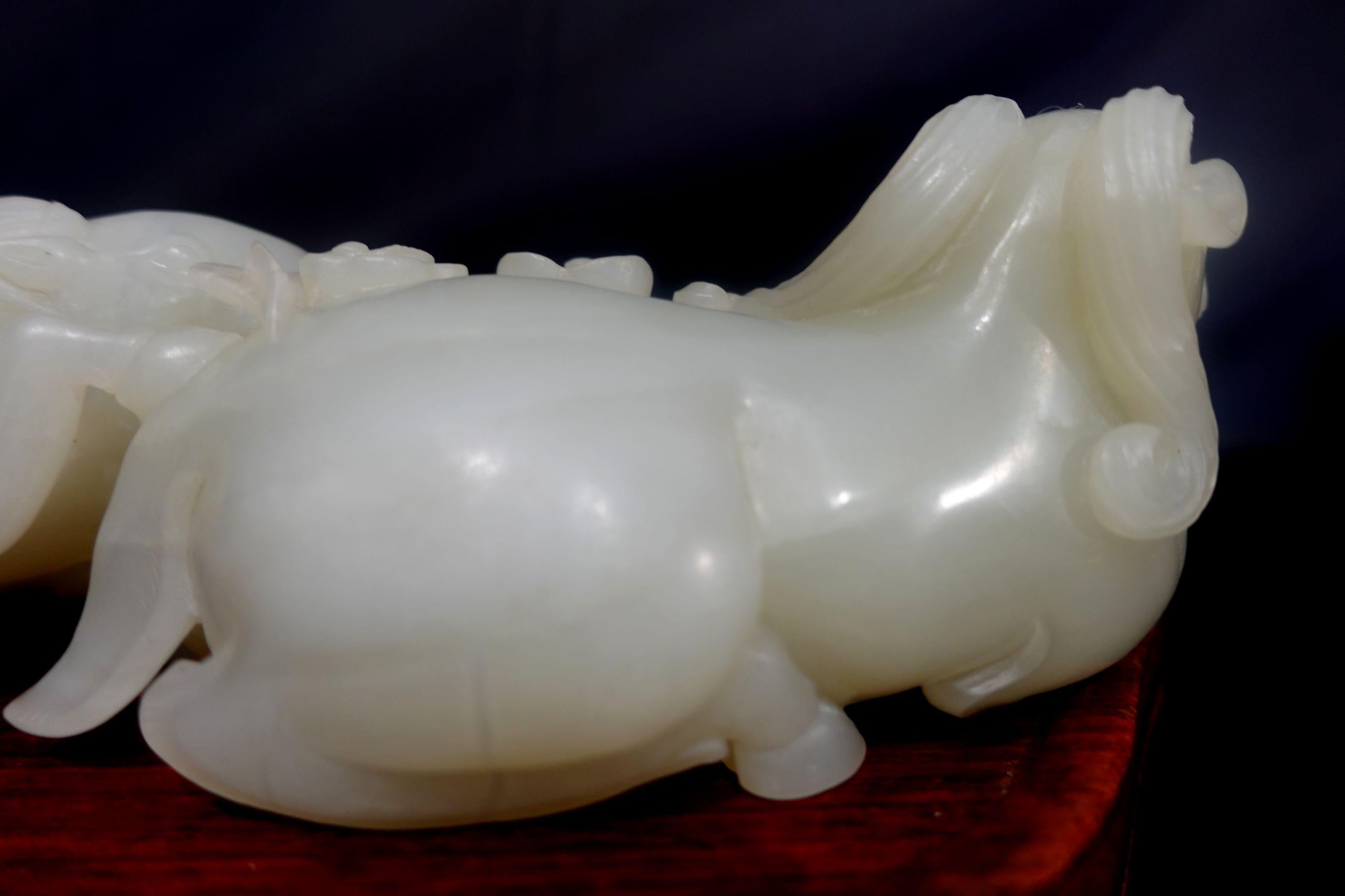 Grand et lourd groupe chinois ancien sculpté en jade blanc/gris  « 3 Rams » 20e siècle en vente 2