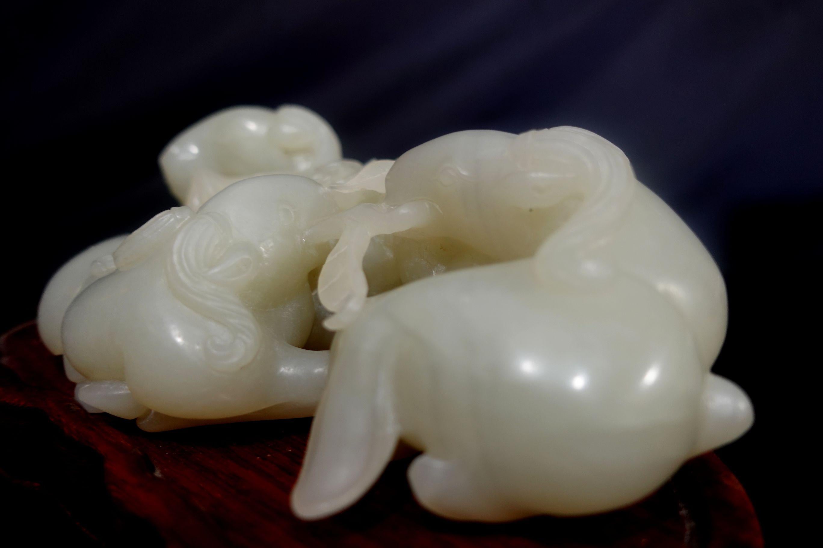 Grand et lourd groupe chinois ancien sculpté en jade blanc/gris  « 3 Rams » 20e siècle en vente 6