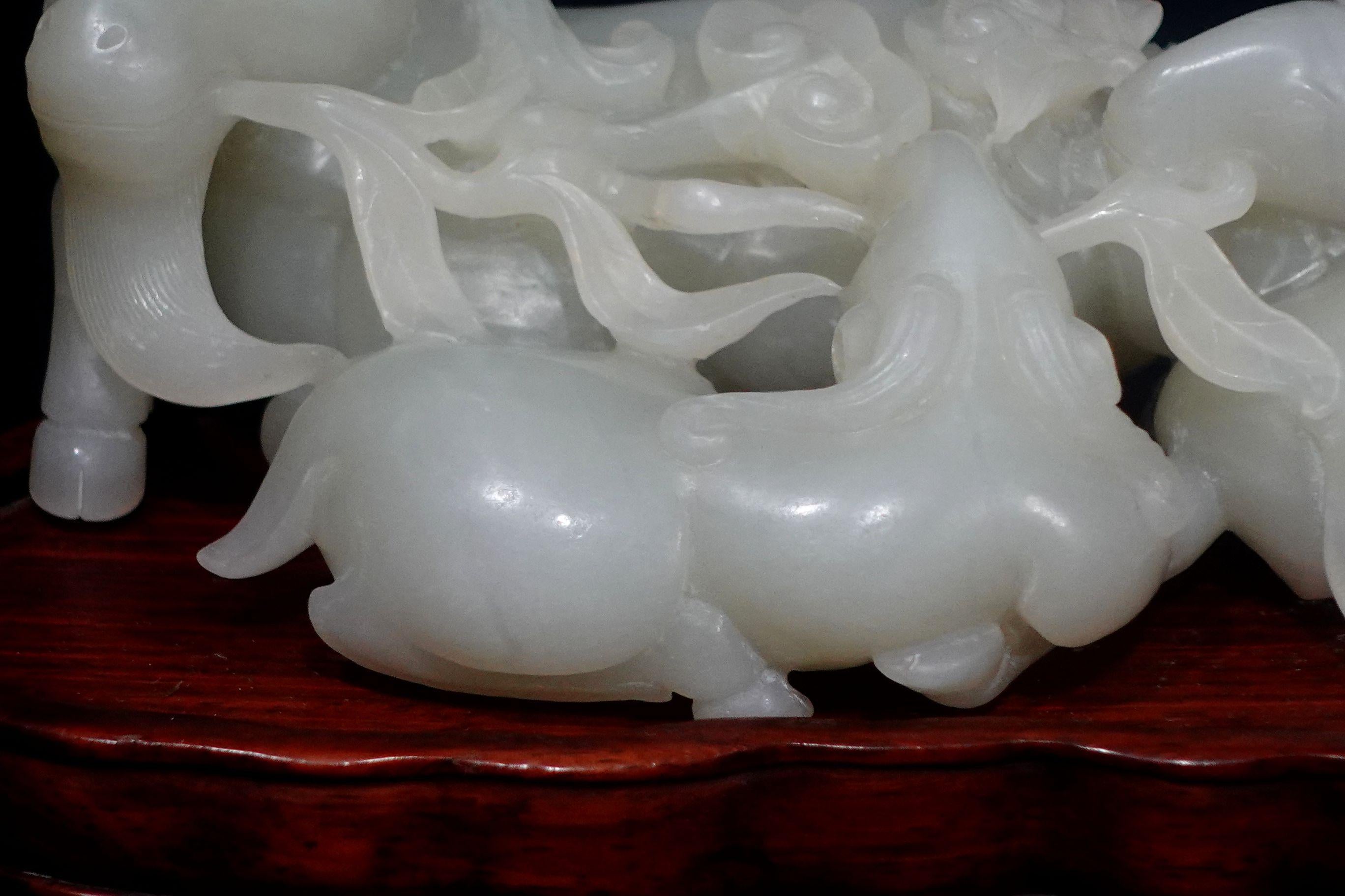 Autre Grand et lourd groupe chinois ancien sculpté en jade blanc/gris  « 3 Rams » 20e siècle en vente
