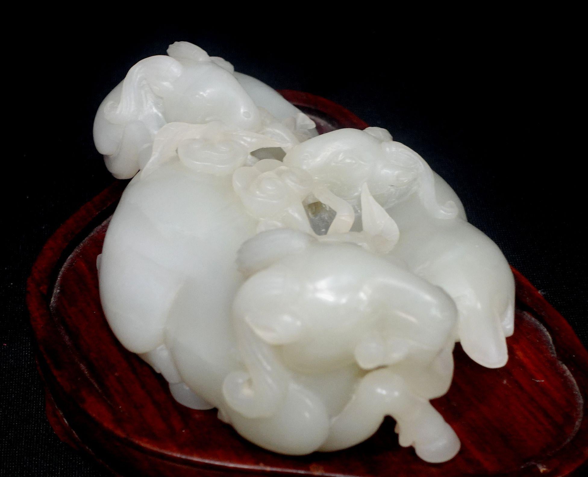 Jade Grand et lourd groupe chinois ancien sculpté en jade blanc/gris  « 3 Rams » 20e siècle en vente