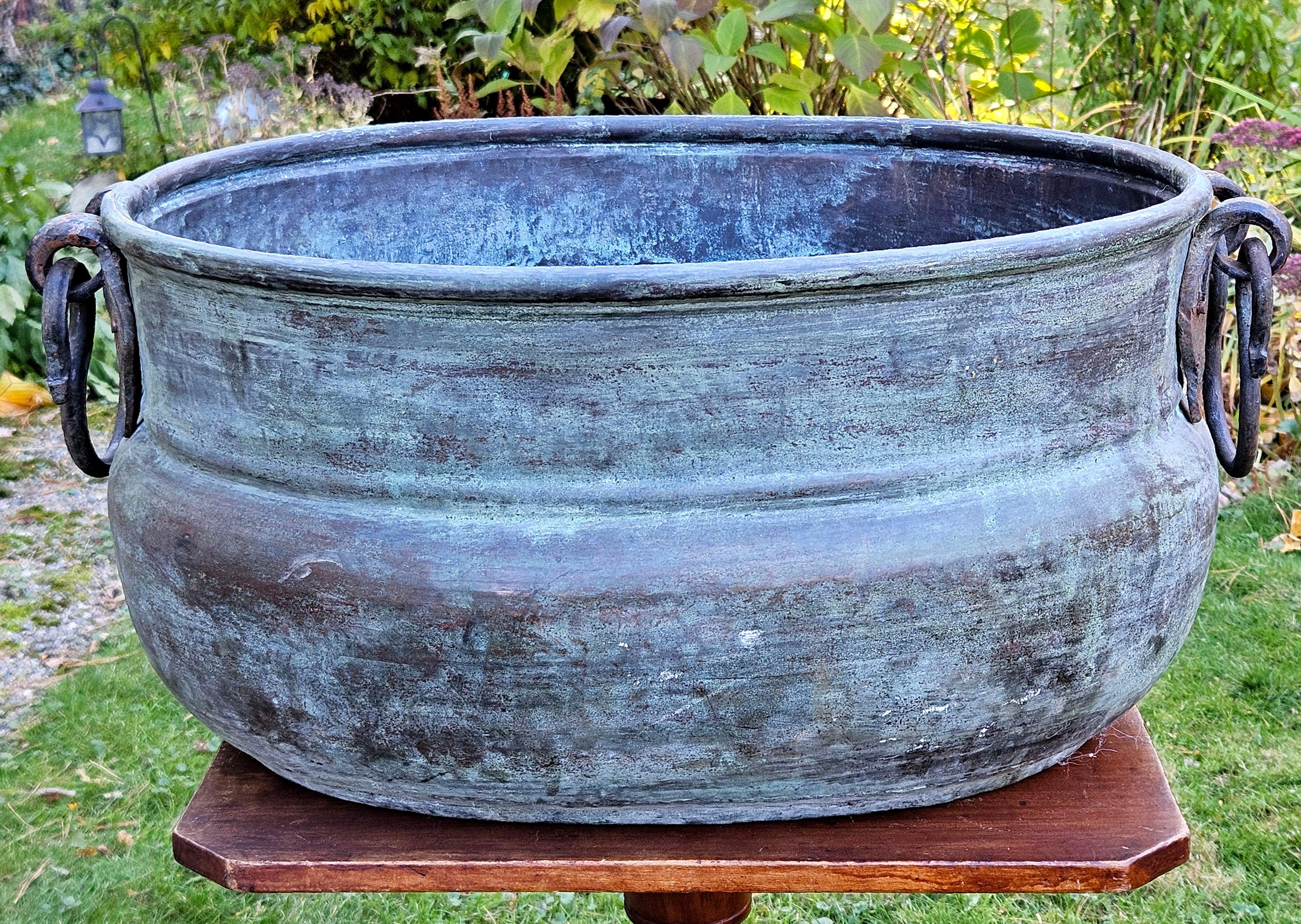 Antico grande secchio di rame massiccio e martellato
Maniglie in ferro forgiato su ogni lato
Ottima patina su tutto il perimetro