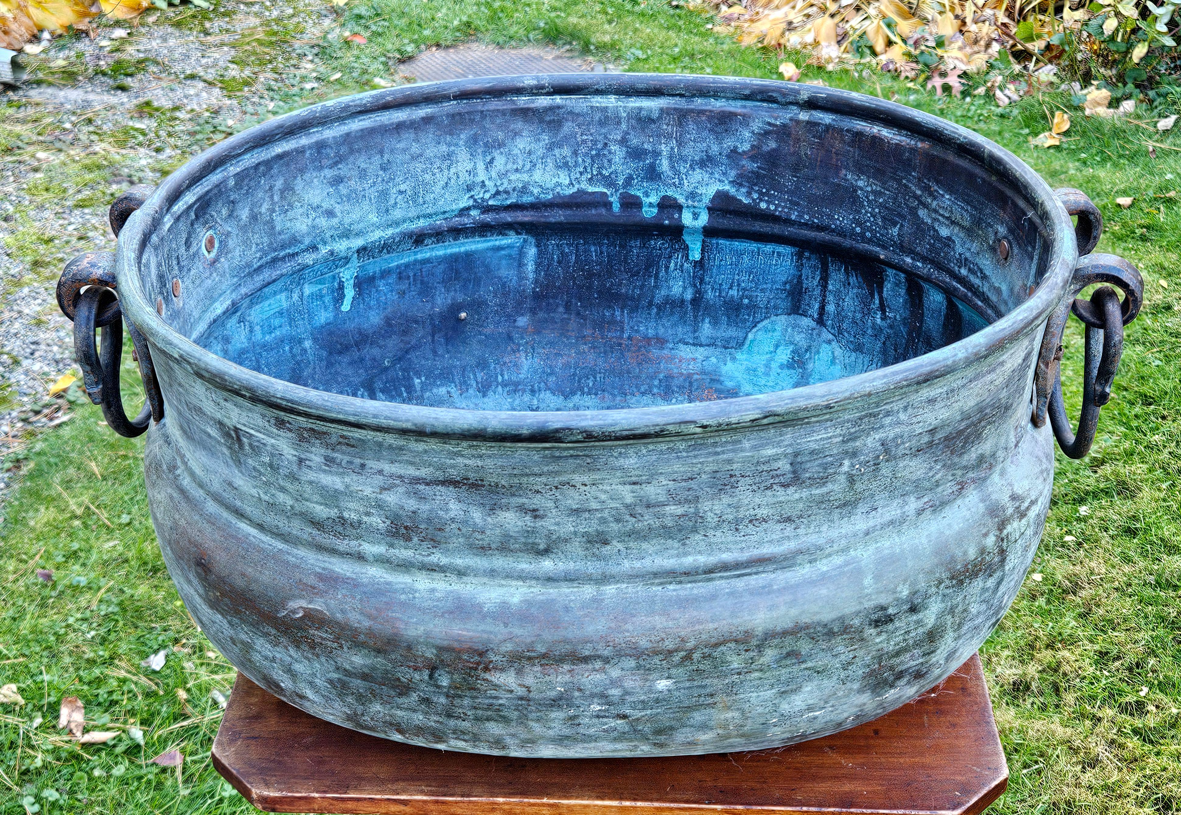 Inglese Antico grande secchio di rame massiccio e martellato in vendita