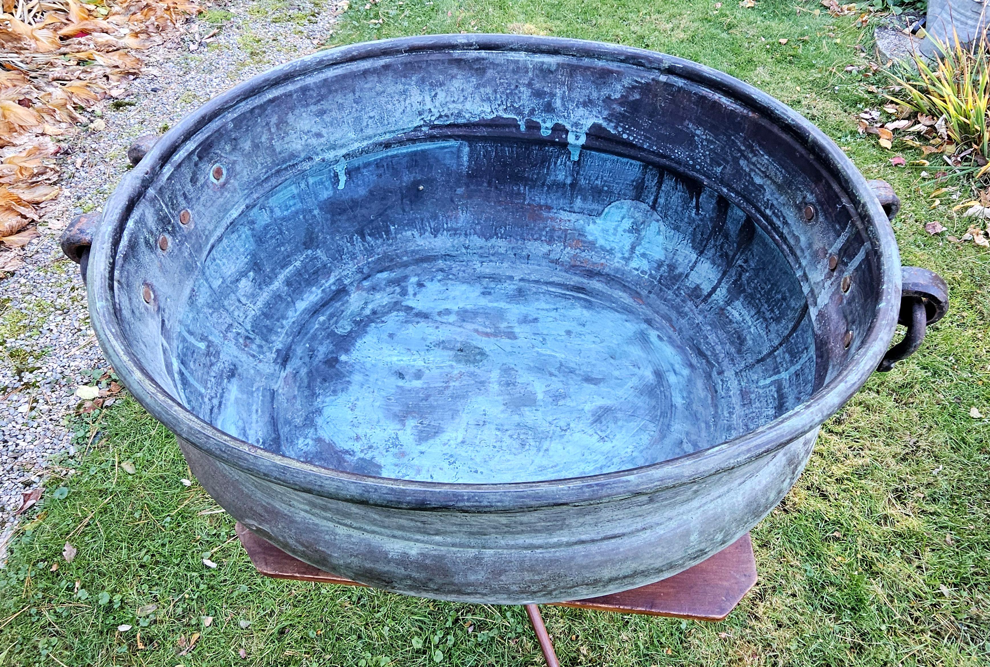 Fatto a mano Antico grande secchio di rame massiccio e martellato in vendita