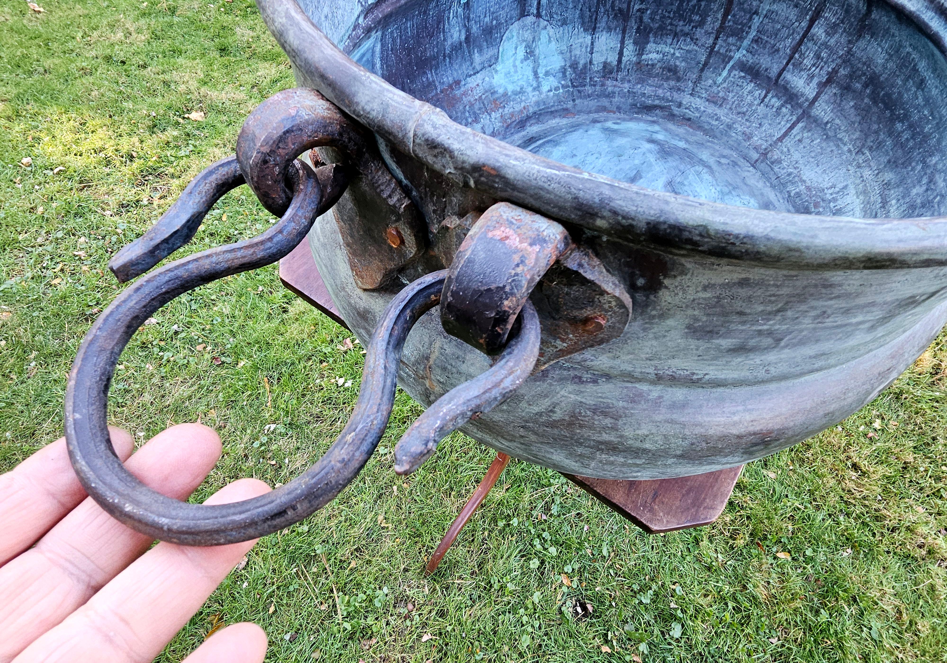 Antico grande secchio di rame massiccio e martellato In condizioni buone in vendita a Norton, MA