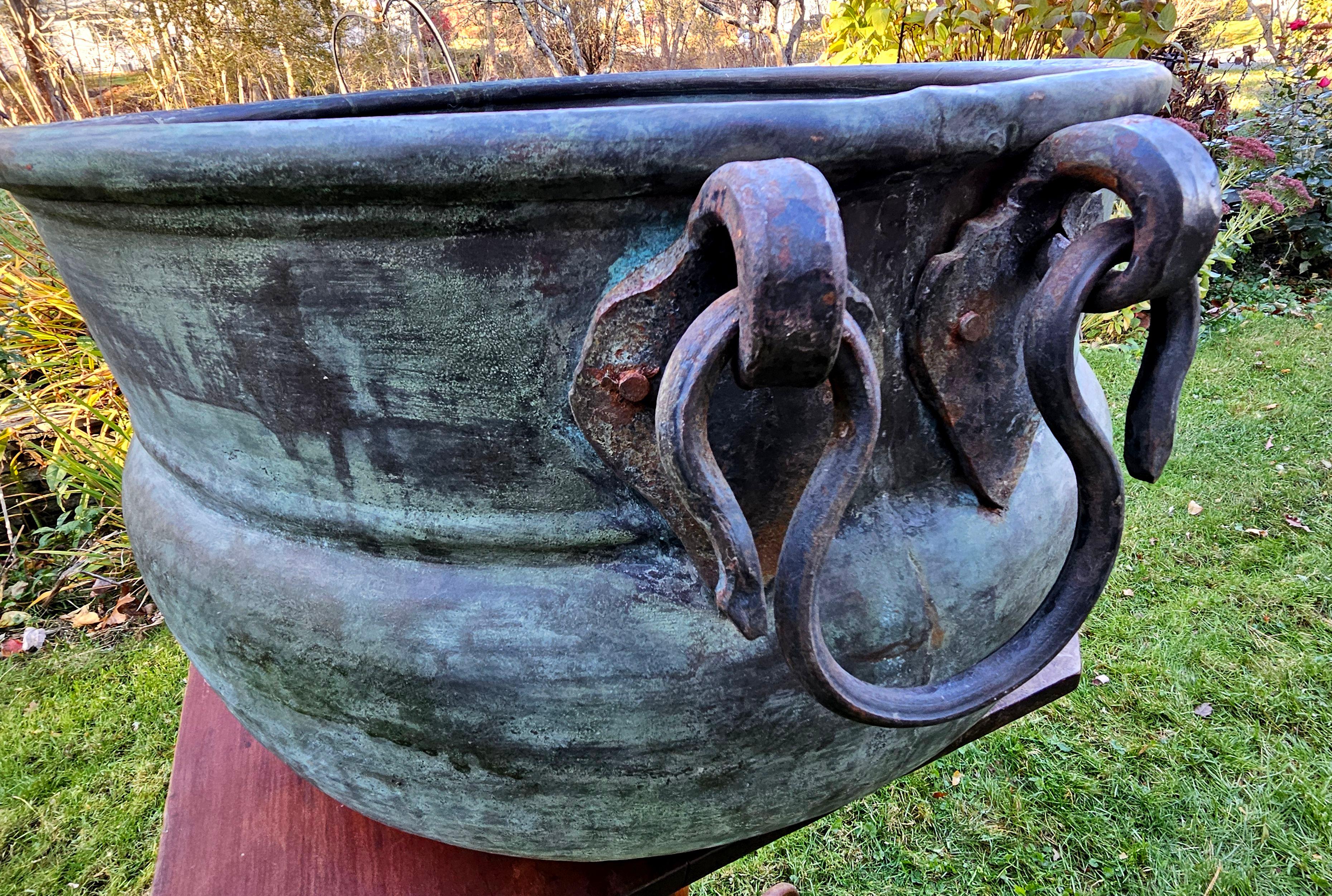 XIX secolo Antico grande secchio di rame massiccio e martellato in vendita