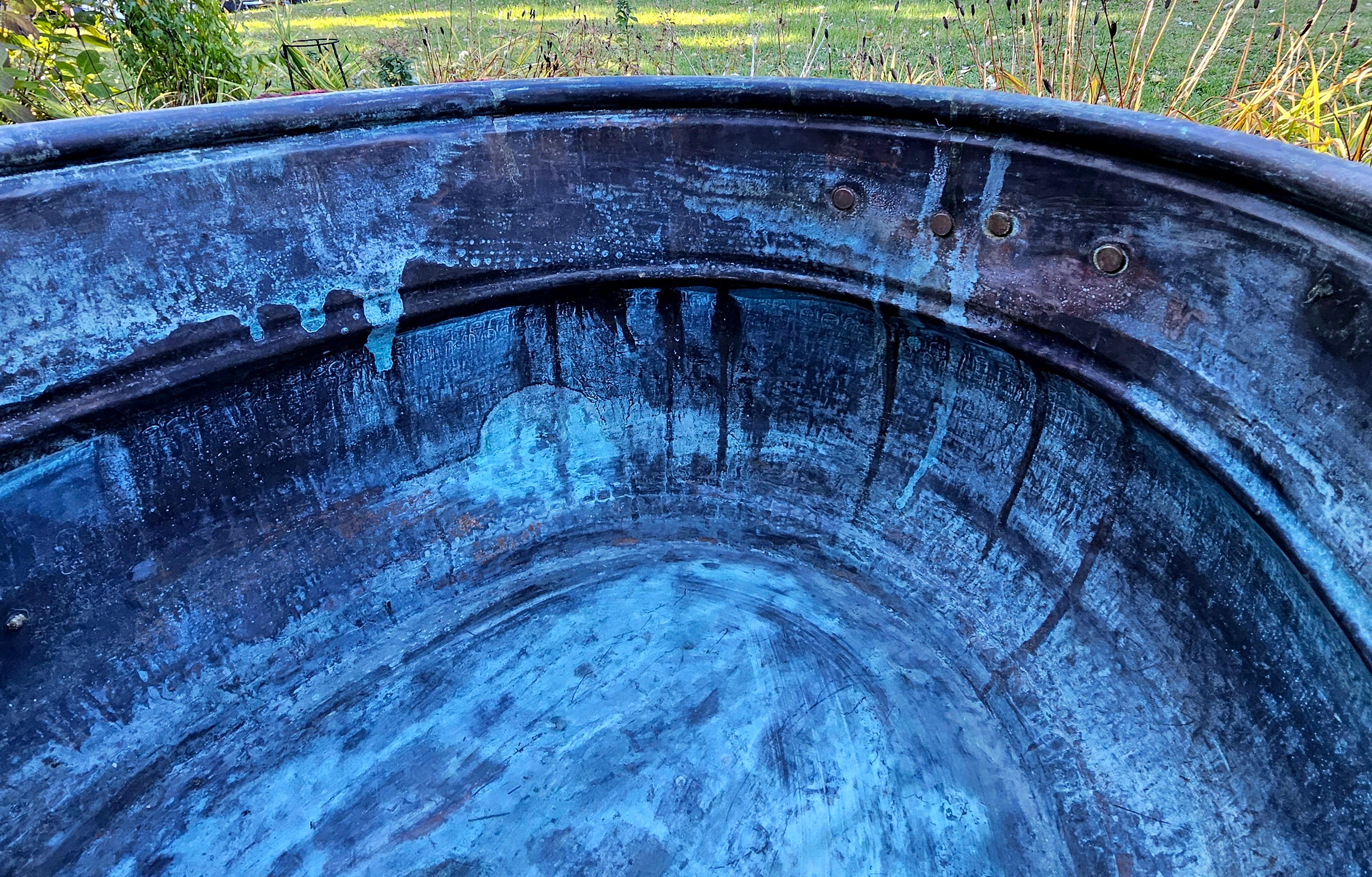 Rame Antico grande secchio di rame massiccio e martellato in vendita