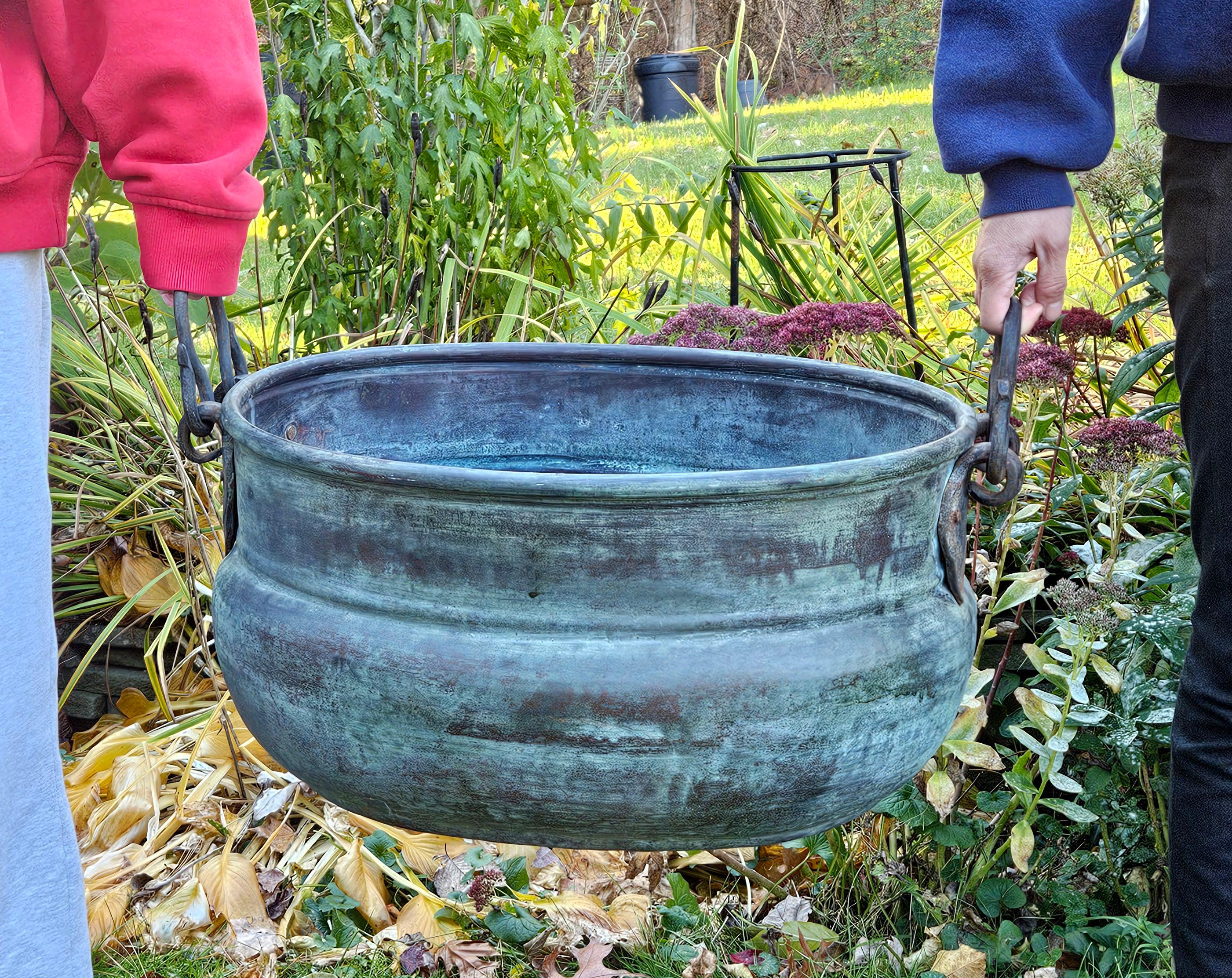 Antico grande secchio di rame massiccio e martellato in vendita 1