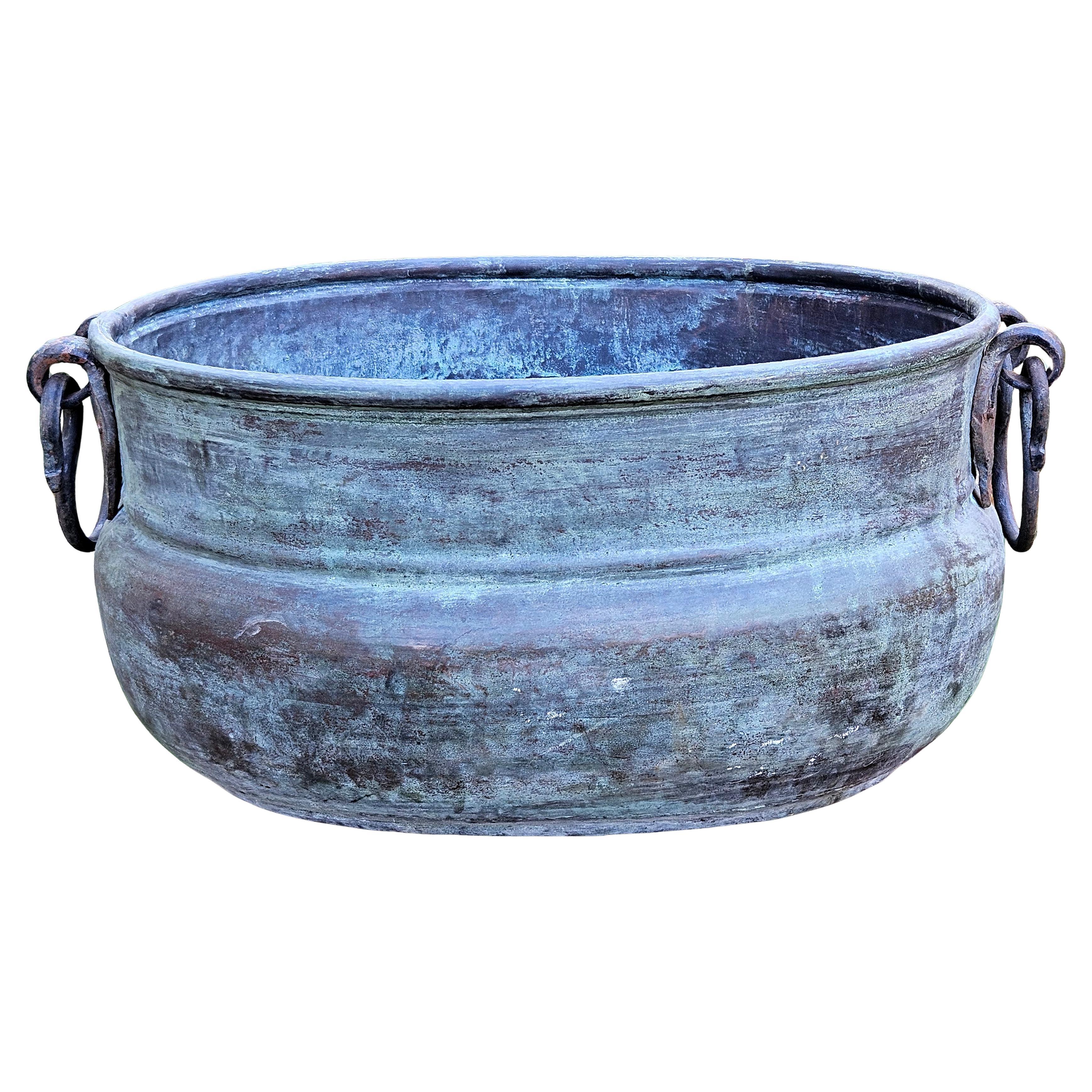 Antico grande secchio di rame massiccio e martellato