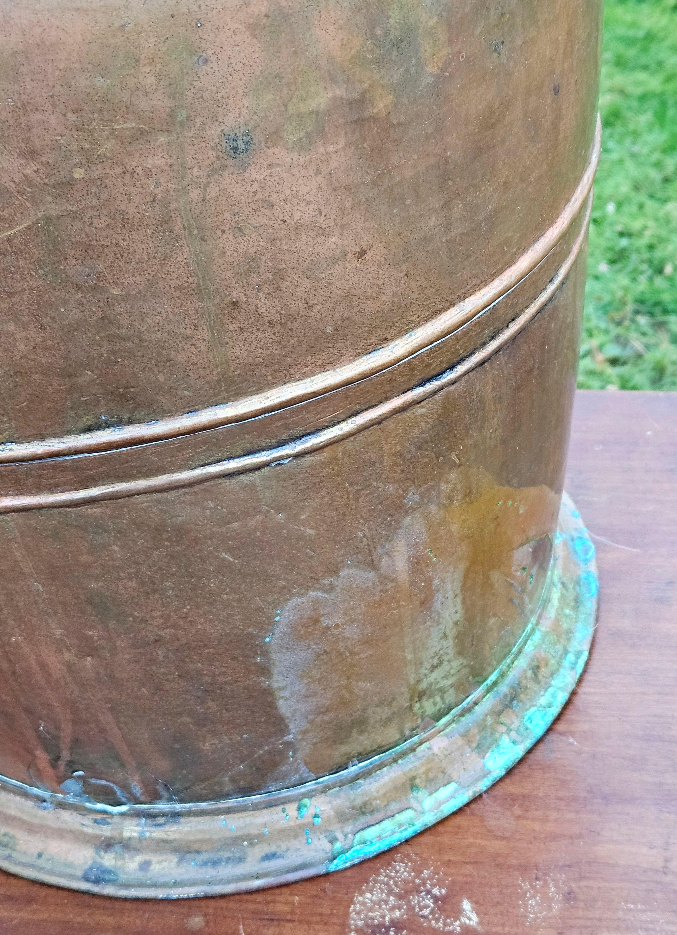 Antico grande vaso di rame con coperchio massiccio e martellato in vendita 3