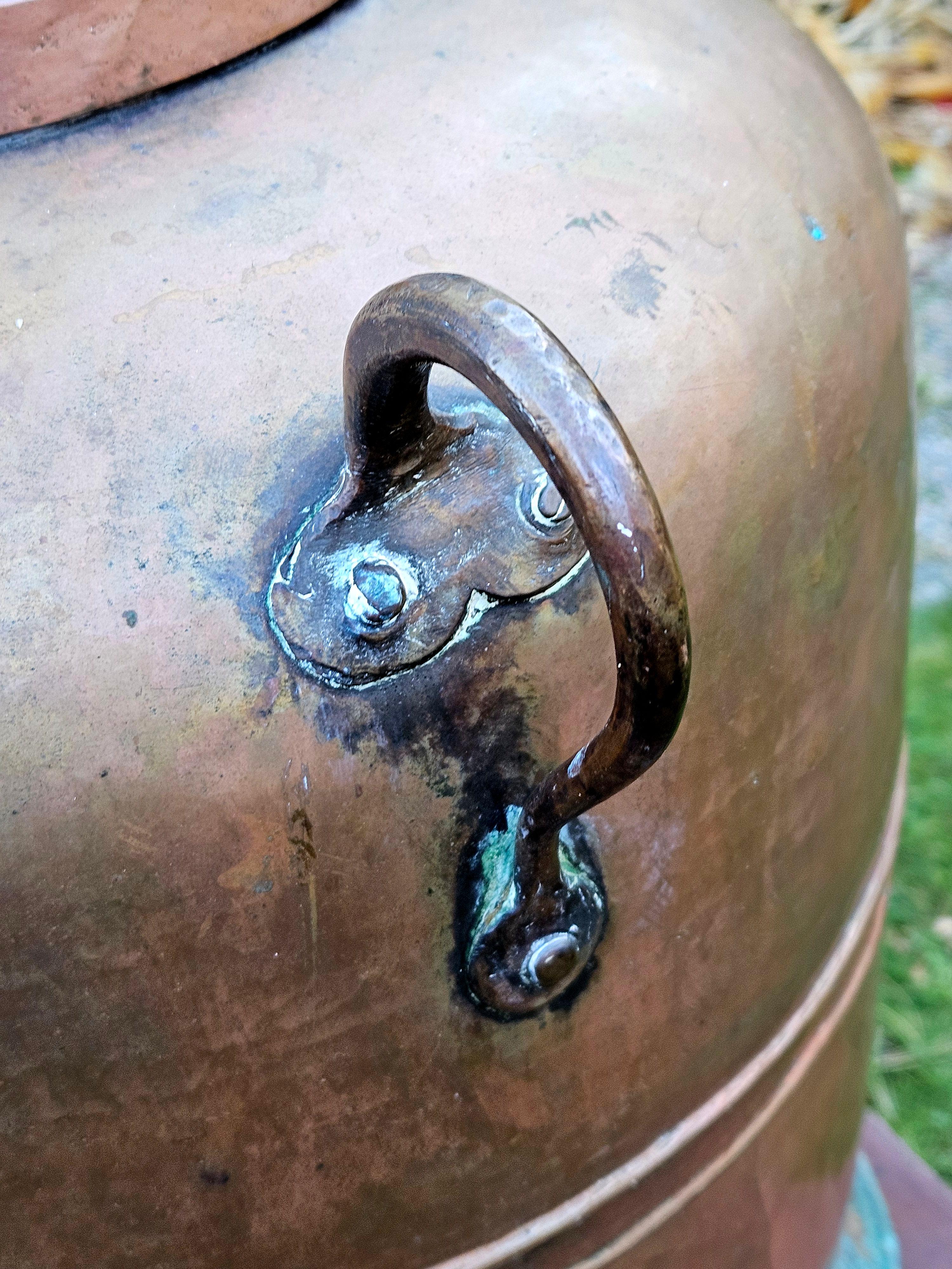 Antico grande vaso di rame con coperchio massiccio e martellato in vendita 4
