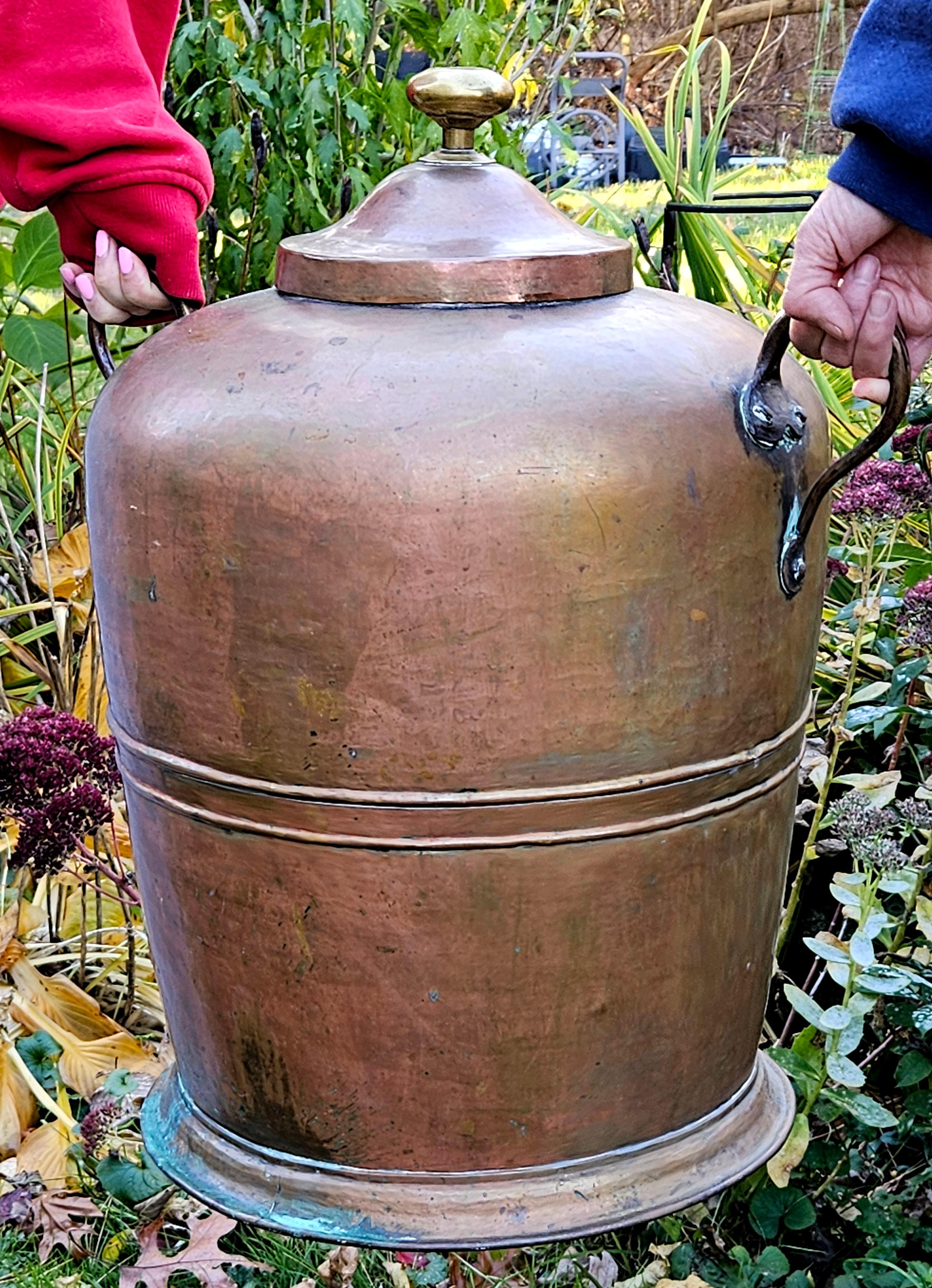 Antico grande vaso di rame con coperchio massiccio e martellato in vendita 5