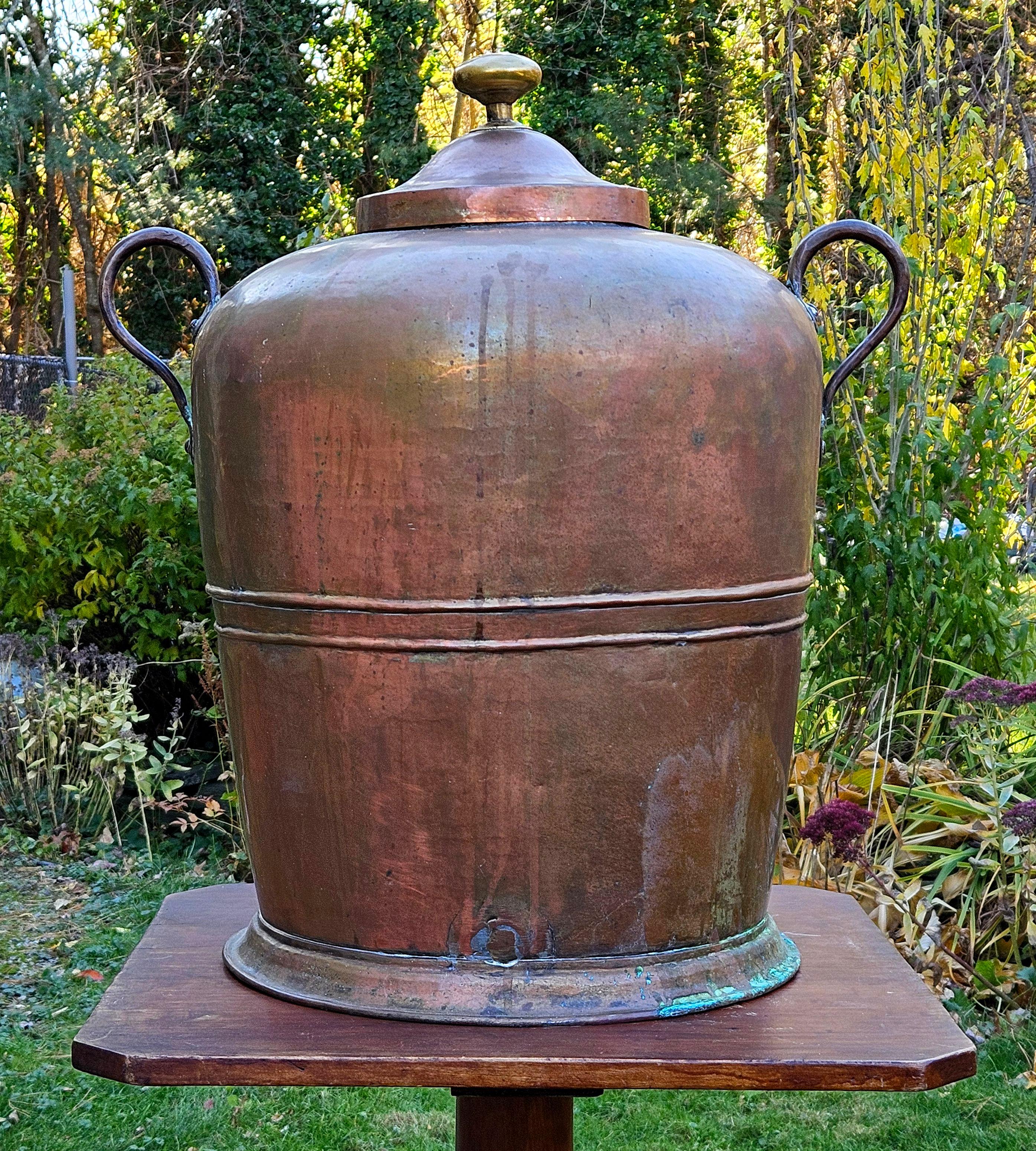 Antico grande vaso di rame con coperchio massiccio e martellato
Un insolito oggetto d'antiquariato, con una forma attraente e il coperchio originale.
Manici in ferro forgiato con forme a orecchio su ogni lato
16