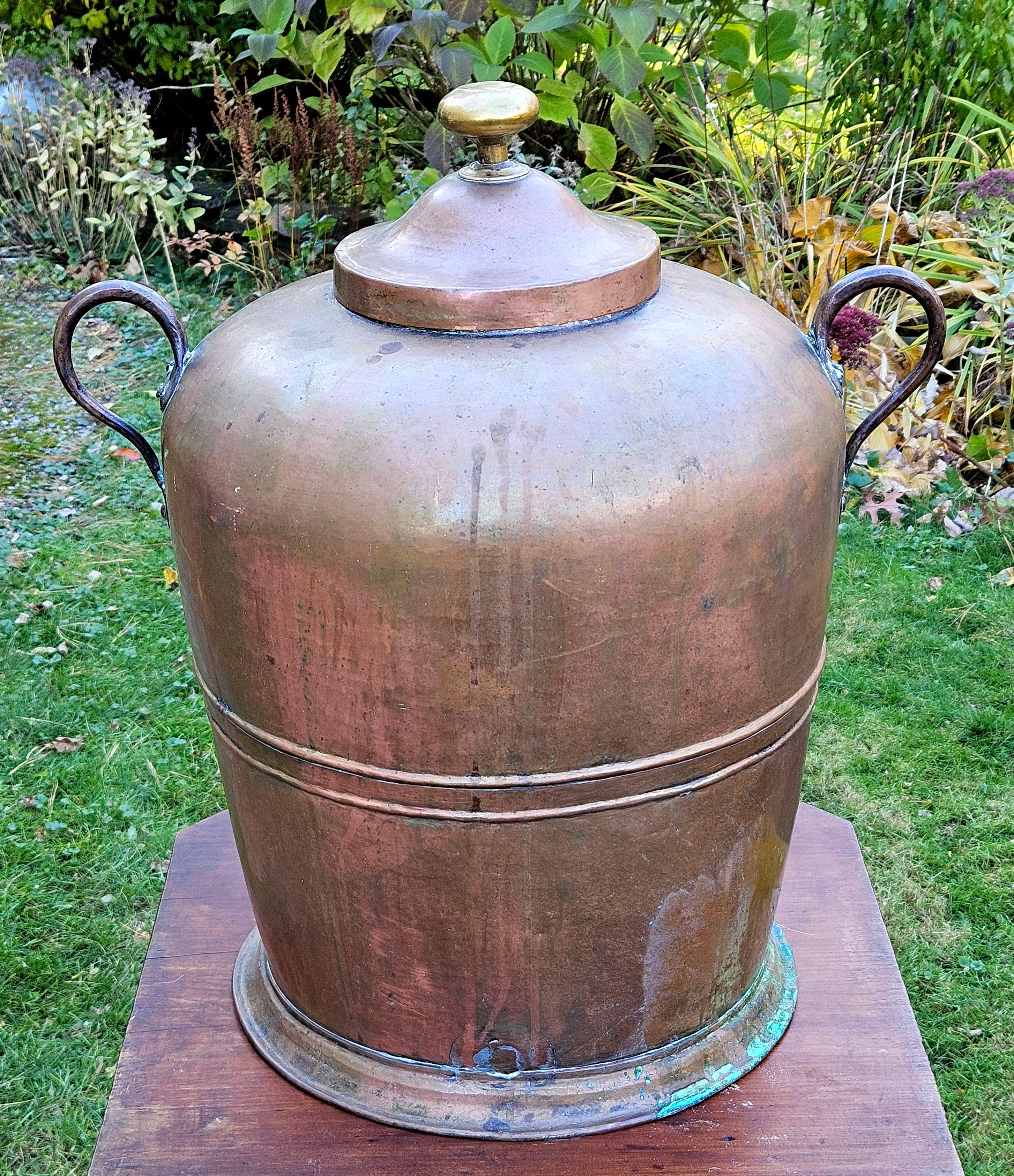 Inglese Antico grande vaso di rame con coperchio massiccio e martellato in vendita