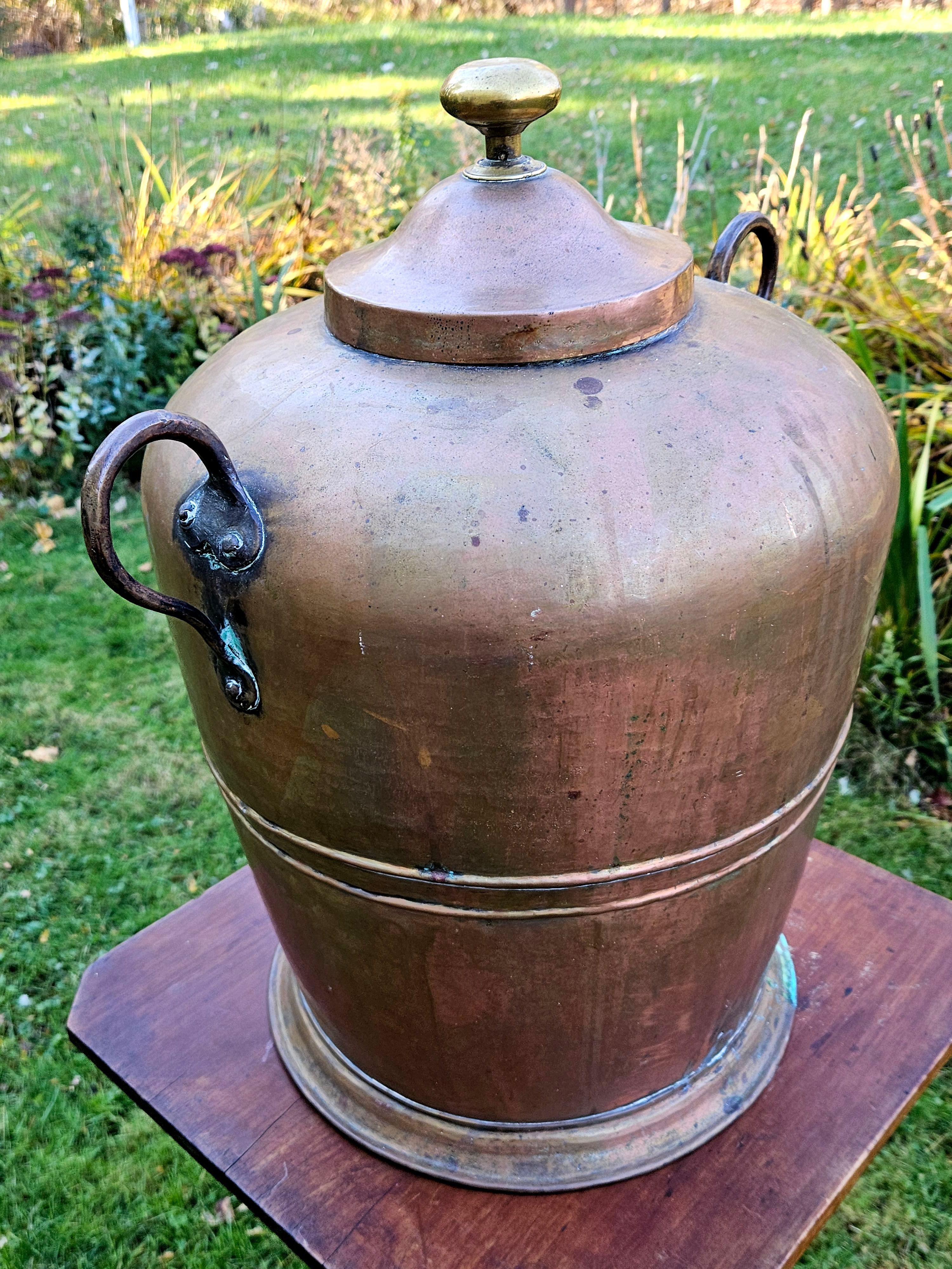 Fatto a mano Antico grande vaso di rame con coperchio massiccio e martellato in vendita