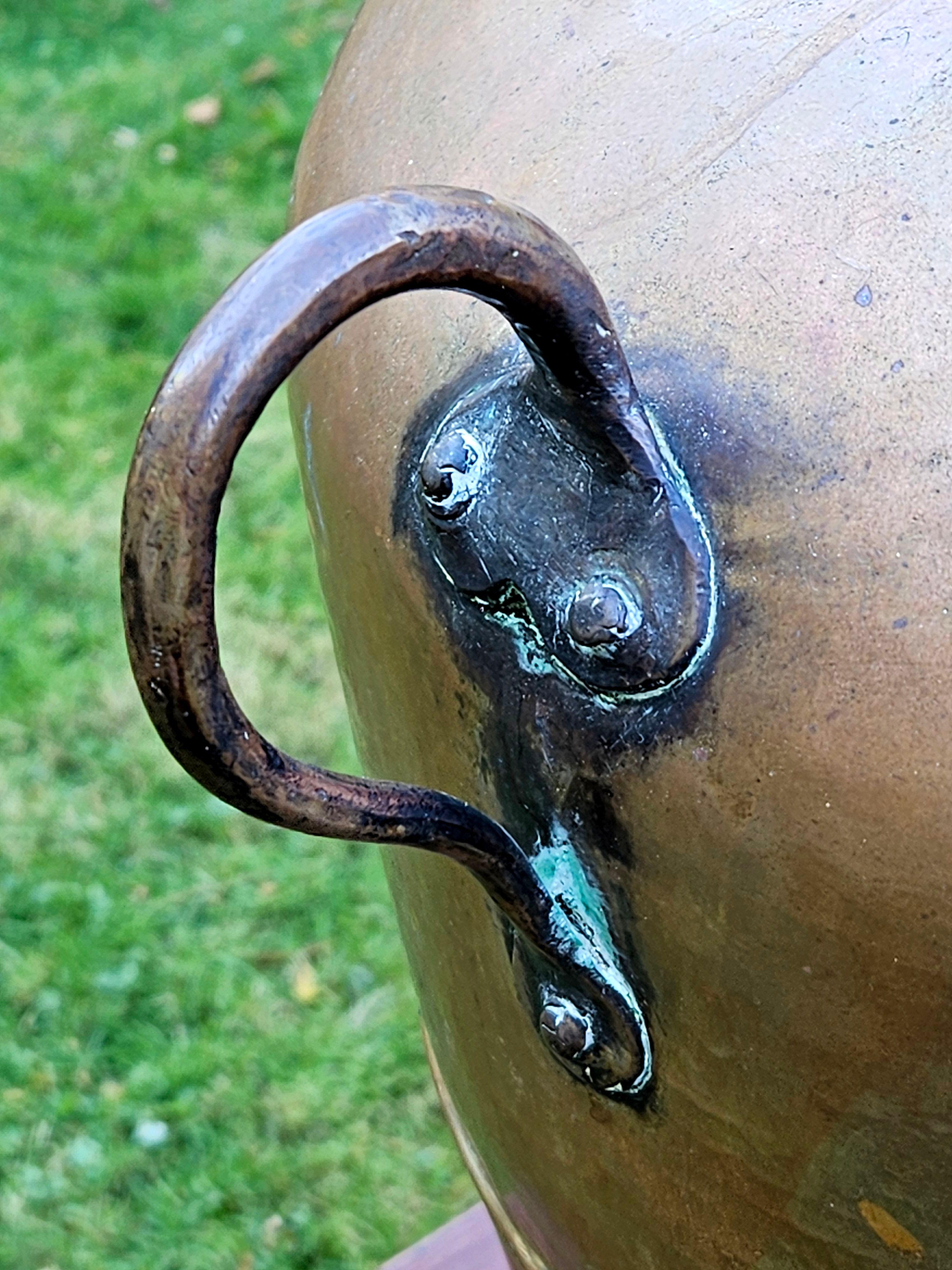 Antico grande vaso di rame con coperchio massiccio e martellato In condizioni buone in vendita a Norton, MA