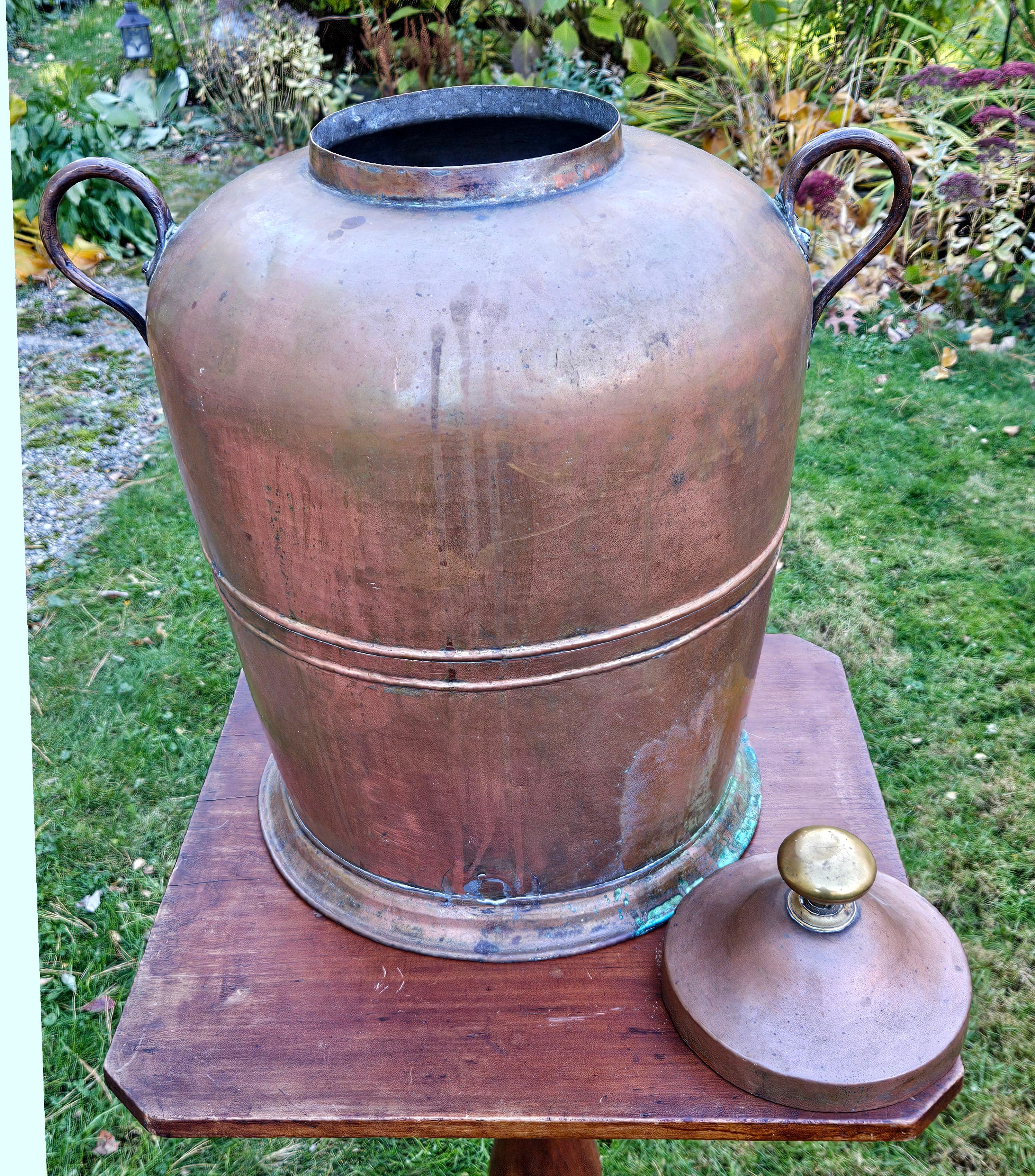 XIX secolo Antico grande vaso di rame con coperchio massiccio e martellato in vendita