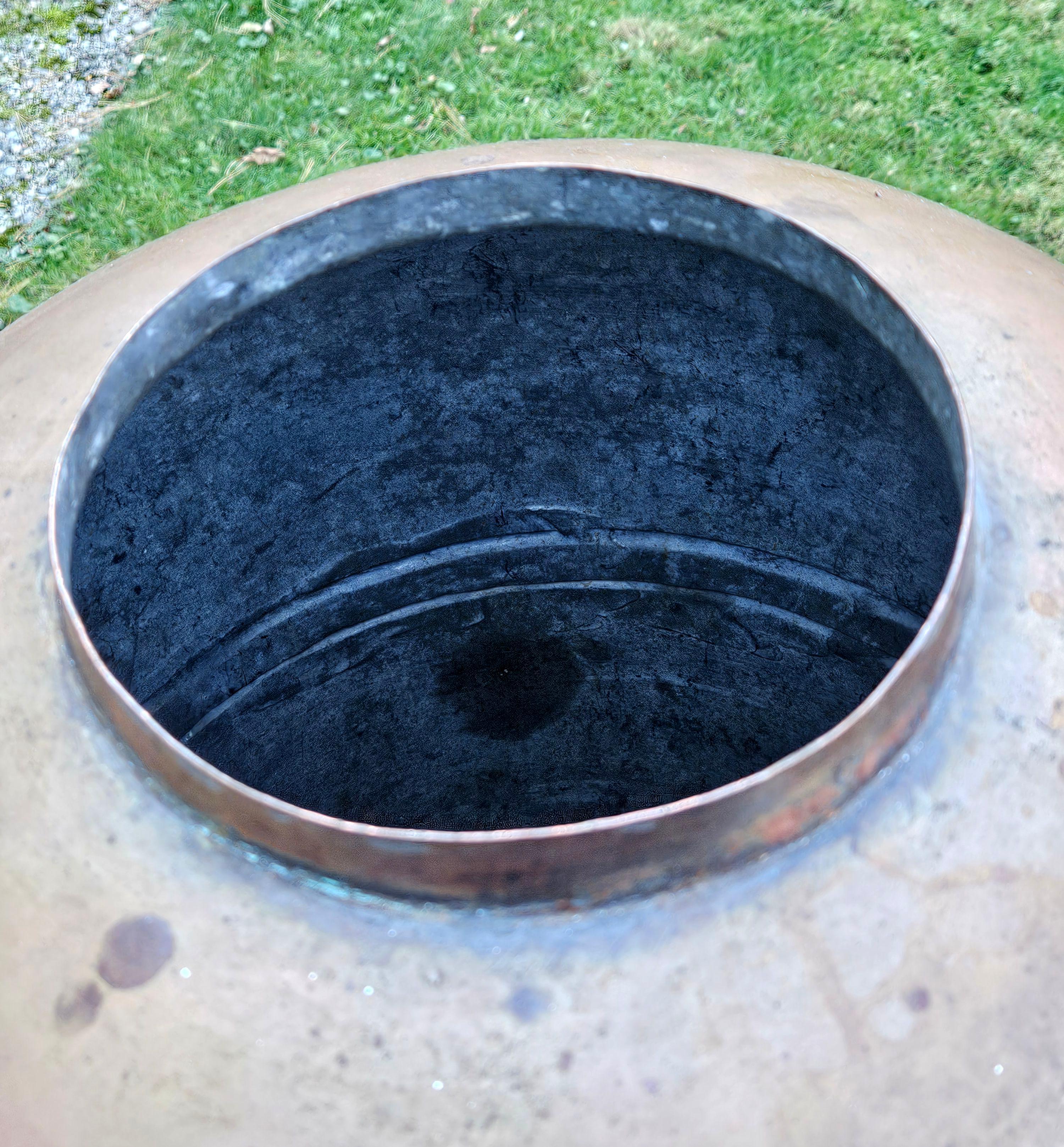 Rame Antico grande vaso di rame con coperchio massiccio e martellato in vendita