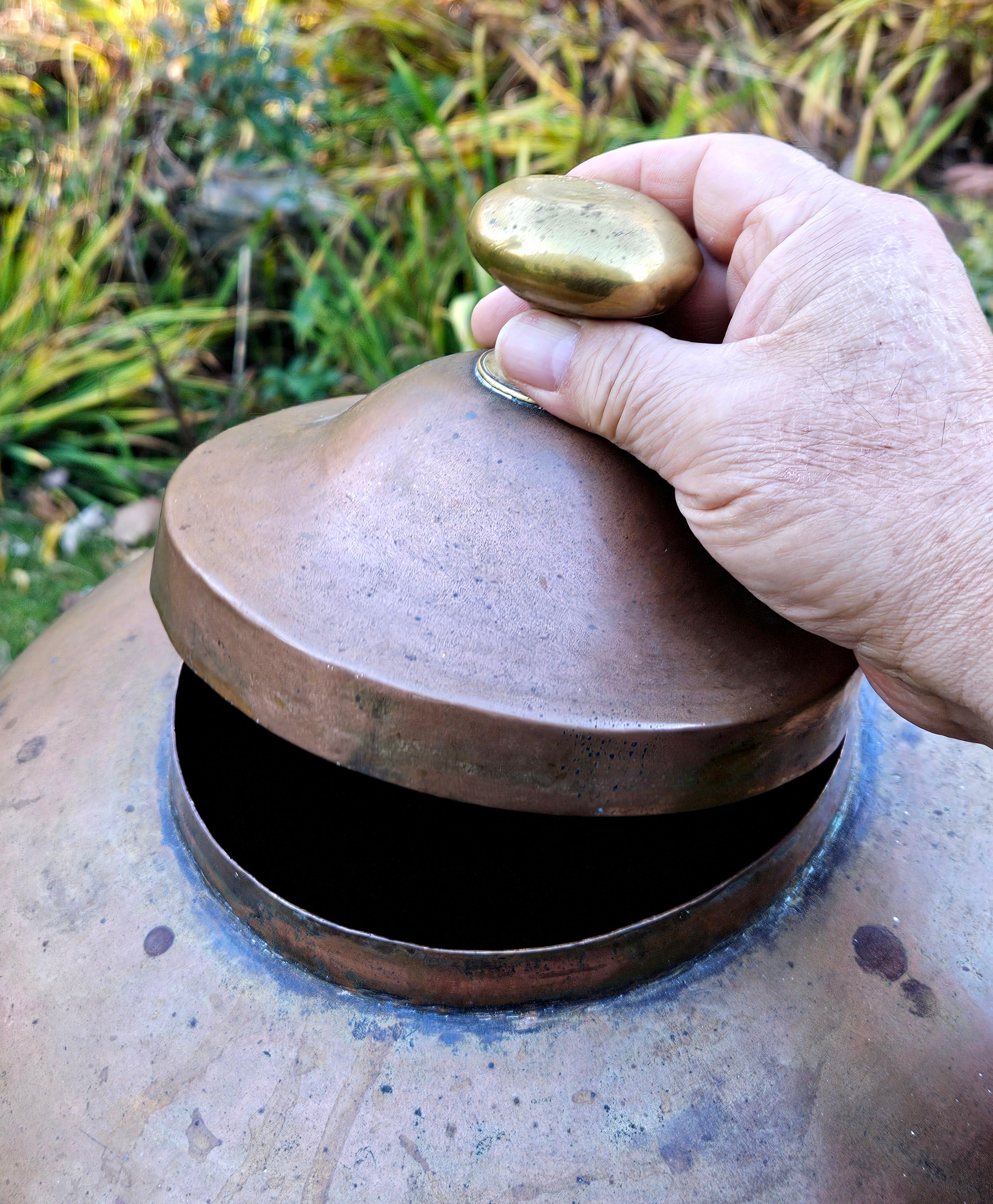 Antico grande vaso di rame con coperchio massiccio e martellato in vendita 1