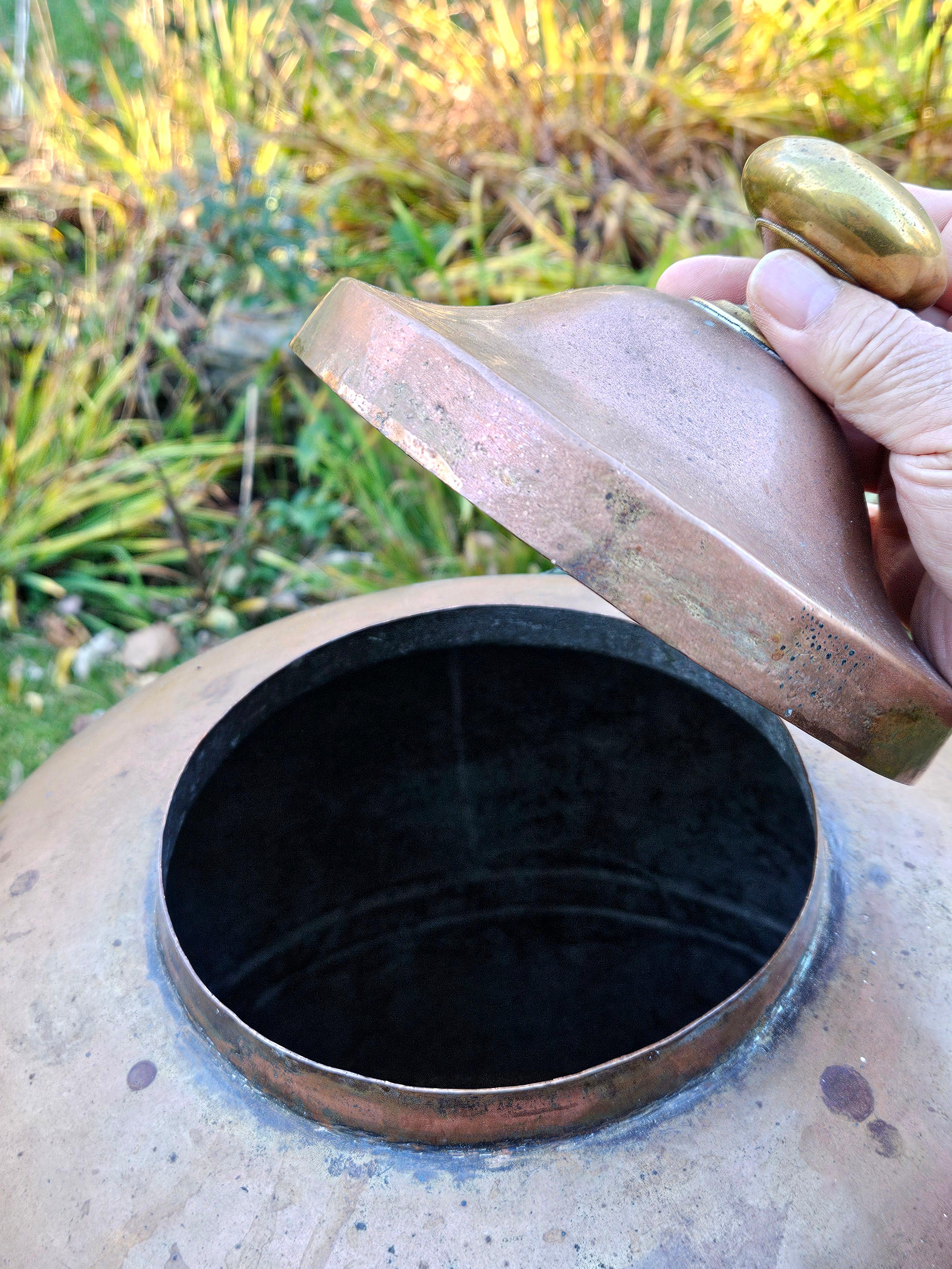 Antico grande vaso di rame con coperchio massiccio e martellato in vendita 2