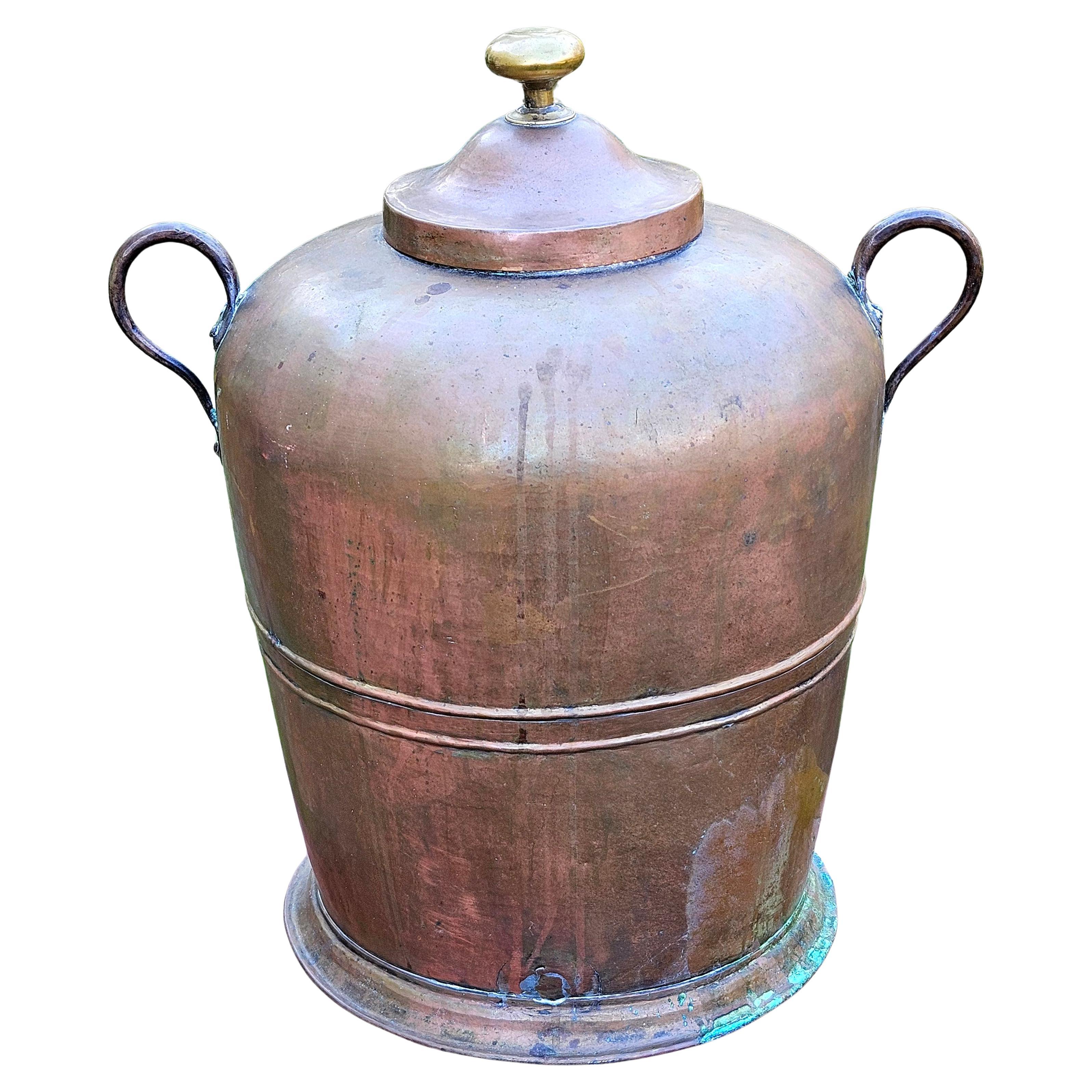 Antico grande vaso di rame con coperchio massiccio e martellato