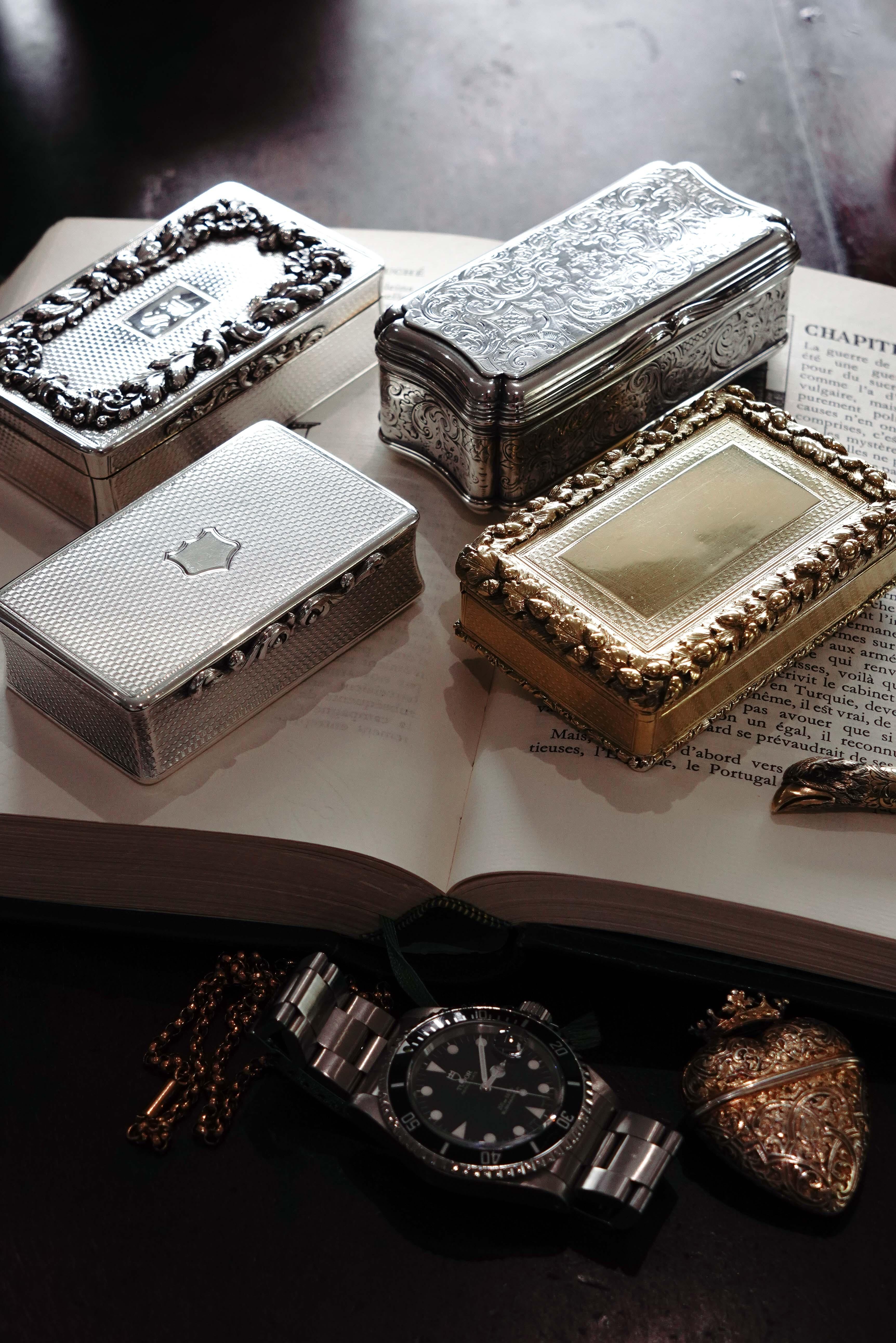Antique Large & Heavy Solid Silver Snuff Box with Cast Acanthus Border - 1838 For Sale 6