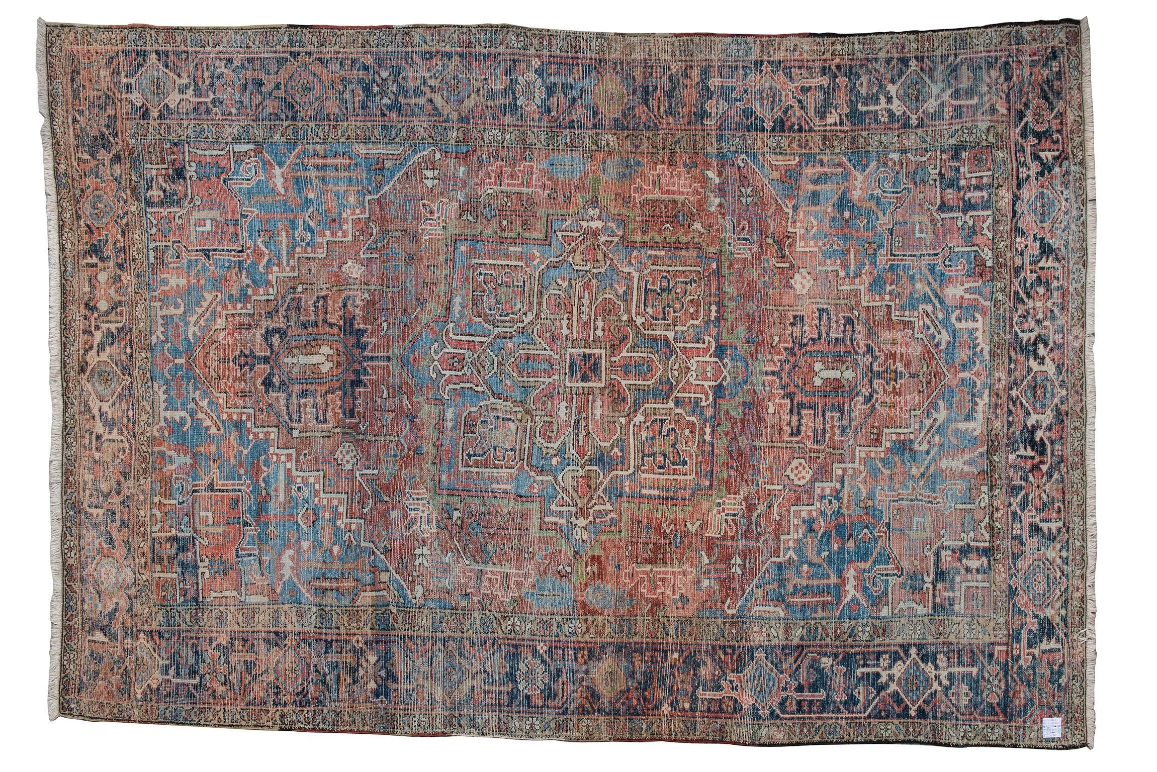 Uno dei più famosi tappeti orientali, ma con i colori tenui e delicati del gusto occidentale. È meraviglioso in un salotto: elegante e robusto. Non è influenzato dalle mode! Dopo un anno i nuovi tappeti moderni non valgono più il prezzo pagato,