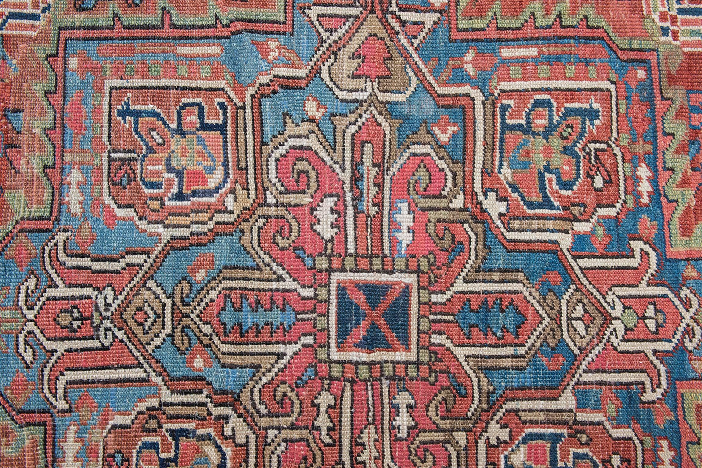 Tessuto a mano Tappeto antico di grandi dimensioni in stile Heriz con colori tenui in vendita