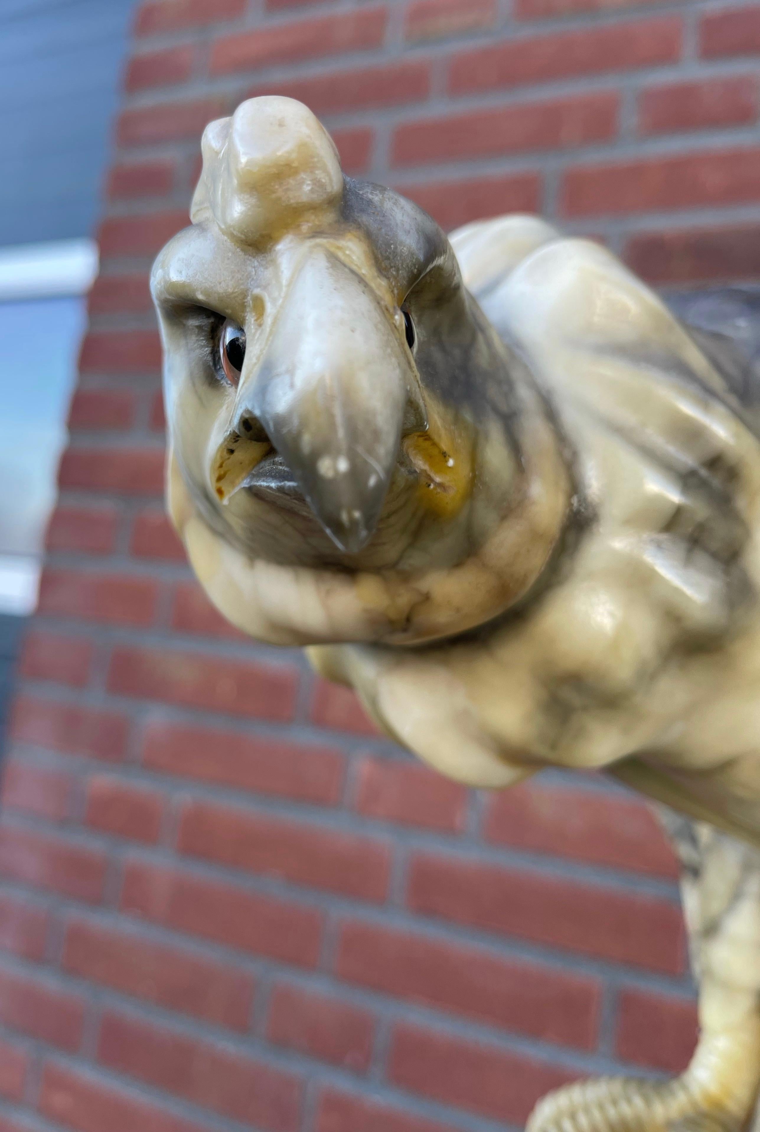 Antike, große und beeindruckende Alabaster-Schildkrötenadler-Skulptur mit ausgebreiteten Flügeln im Zustand „Gut“ im Angebot in Lisse, NL