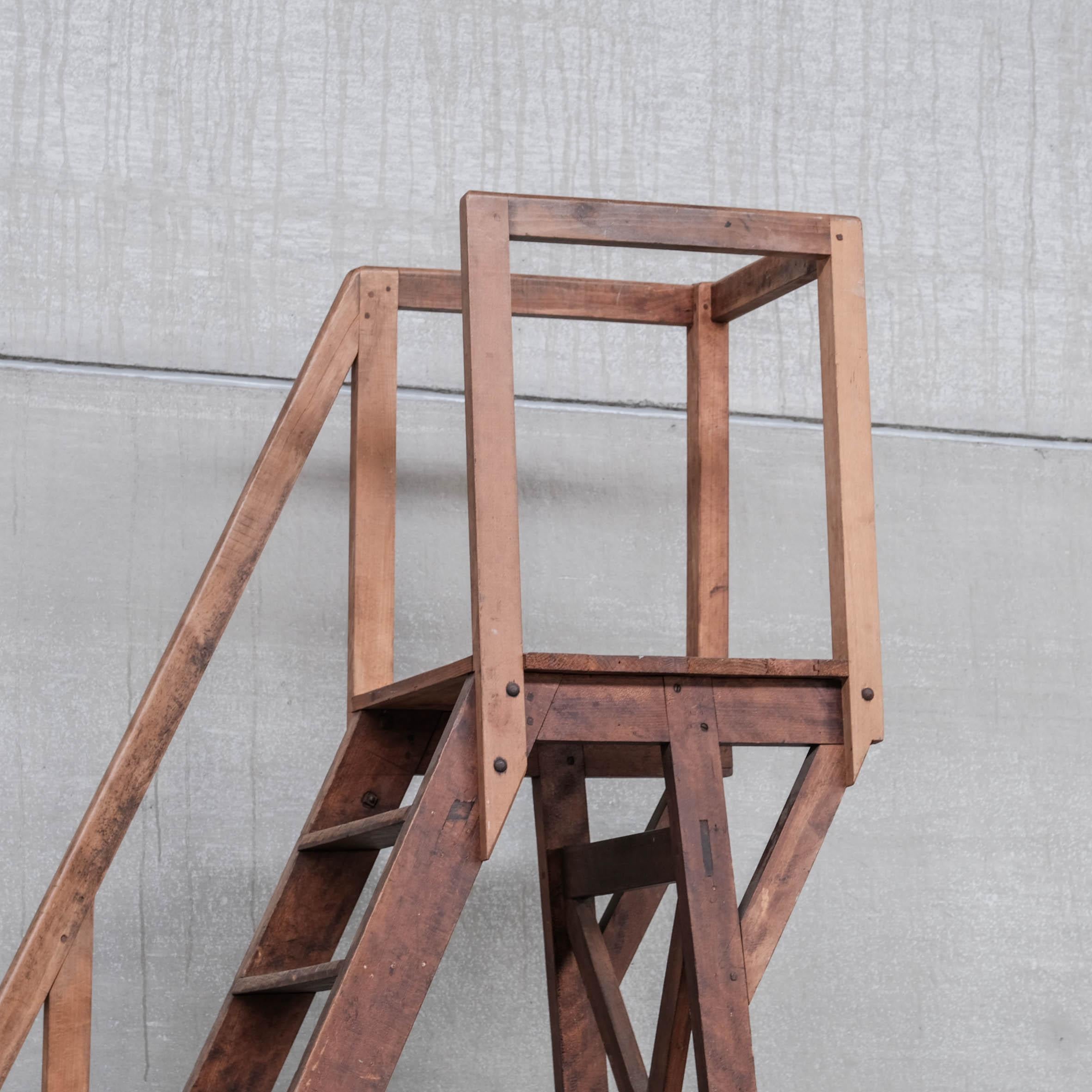 Escalera Francesa de Madera Industrial Grande Antigua mediados del siglo XX