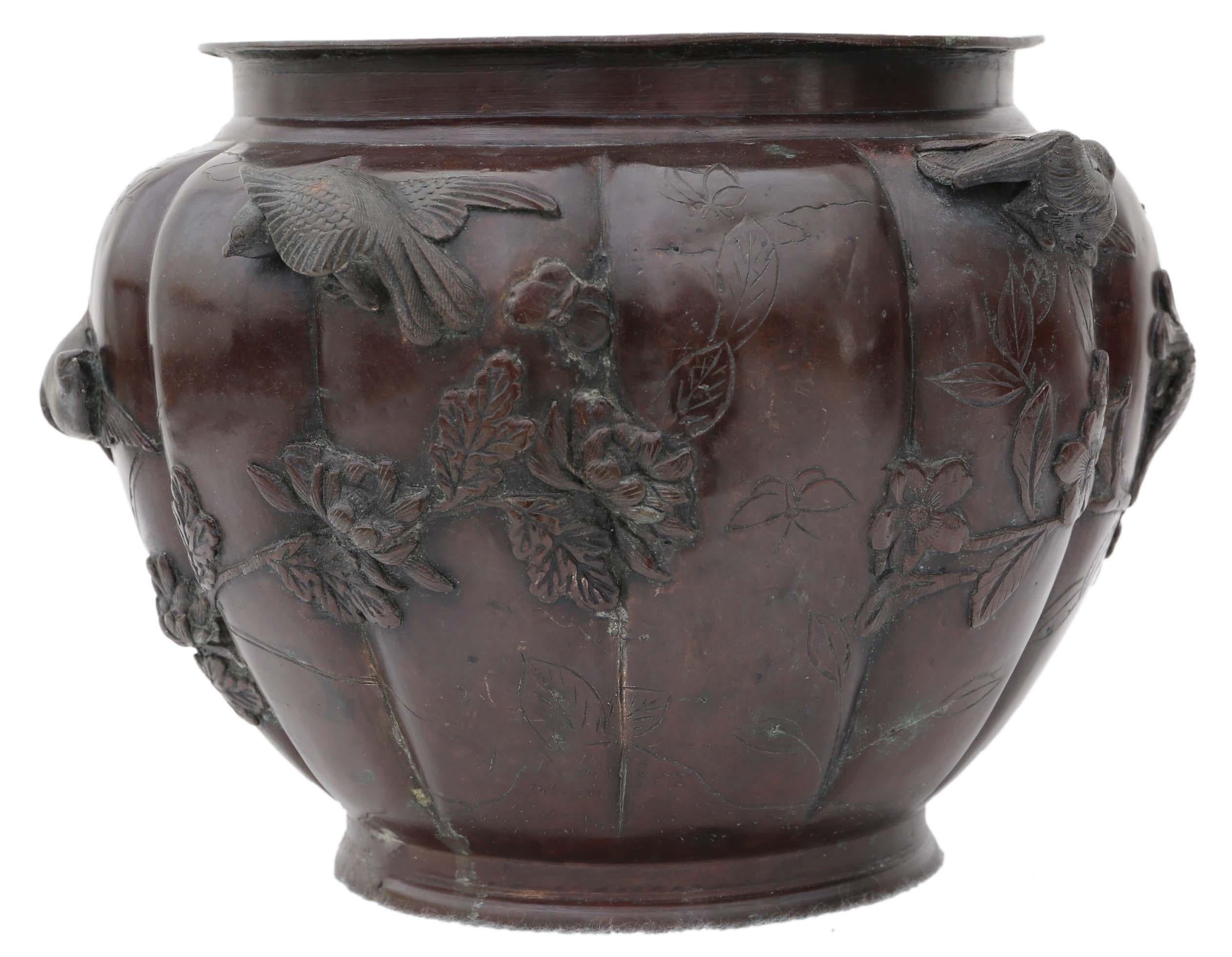Antique large Japanese 19th century bronze jardinière planter.

Would look amazing in the right location. The best colour and patina.

Overall maximum dimensions: 28 cm diameter x 22 cm high.

In good antique condition, with historic knocks