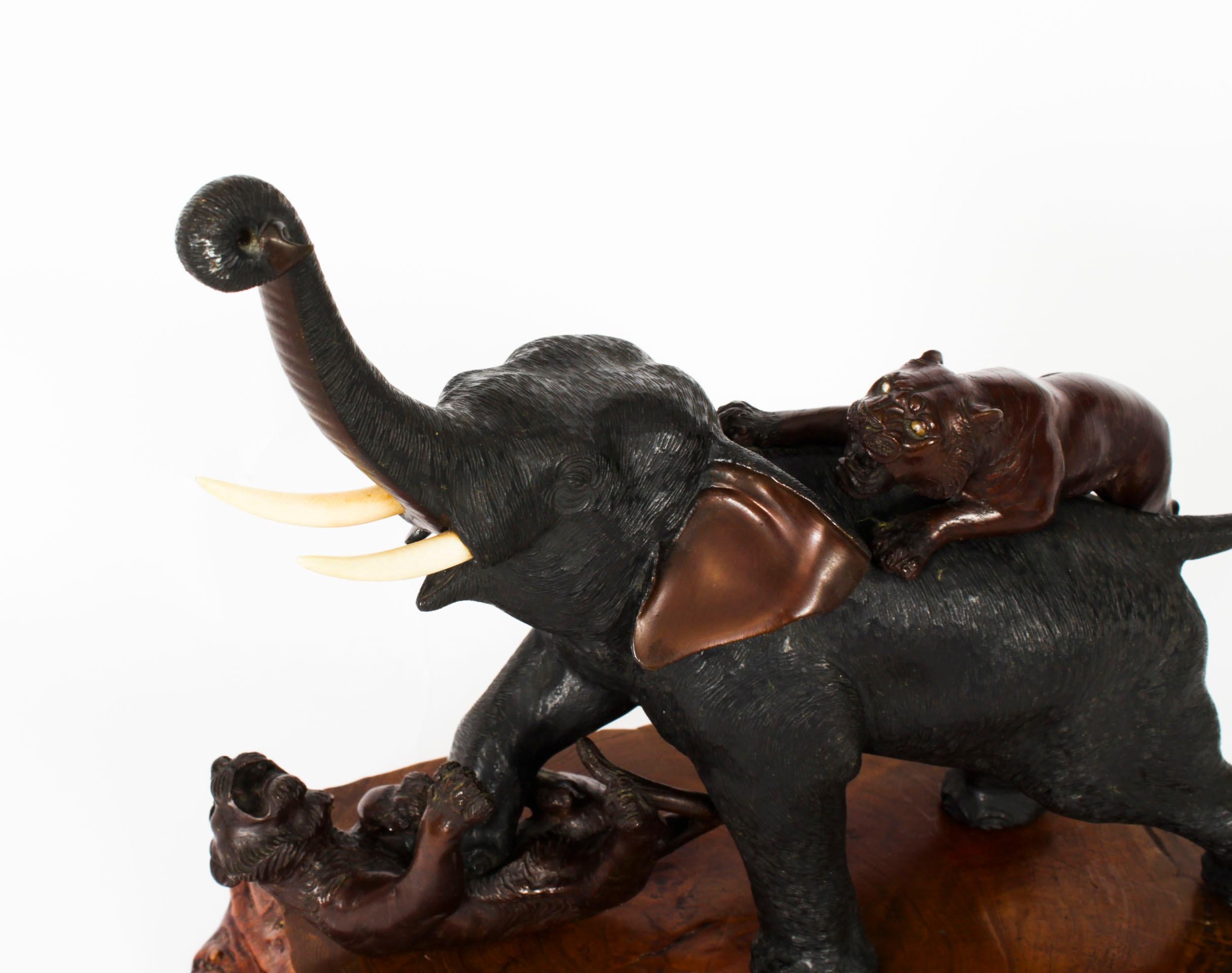 Antico grande elefante giapponese in bronzo con tigri del periodo Meiji del XIX secolo In condizioni buone in vendita a London, GB