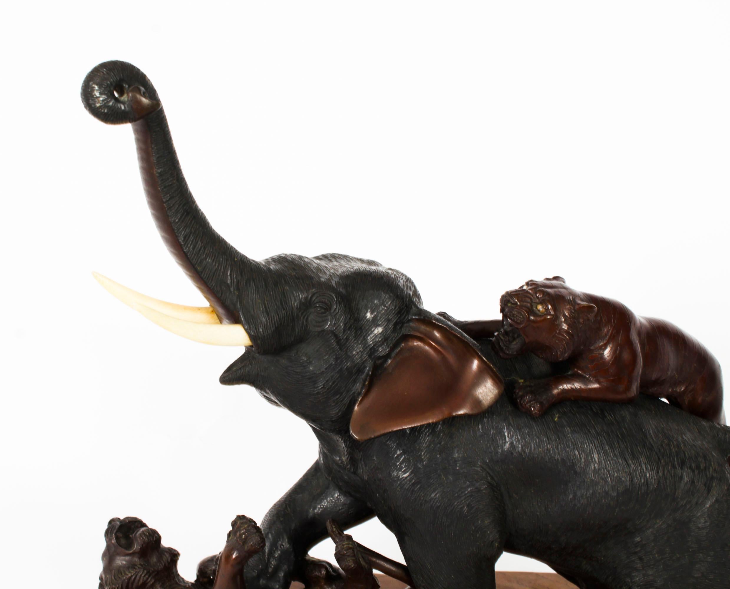 Bronzo Antico grande elefante giapponese in bronzo con tigri del periodo Meiji del XIX secolo in vendita