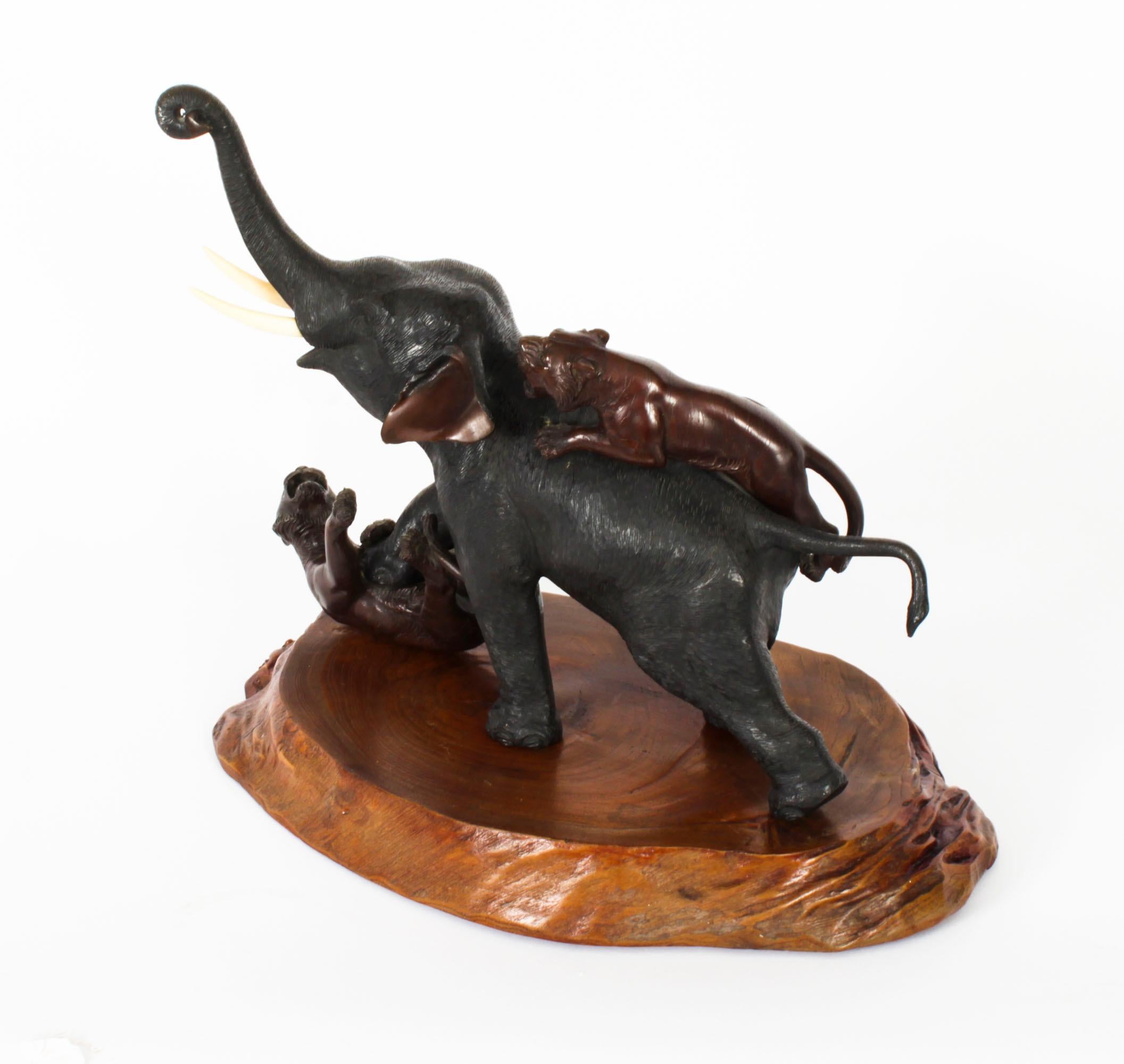 Antico grande elefante giapponese in bronzo con tigri del periodo Meiji del XIX secolo in vendita 2