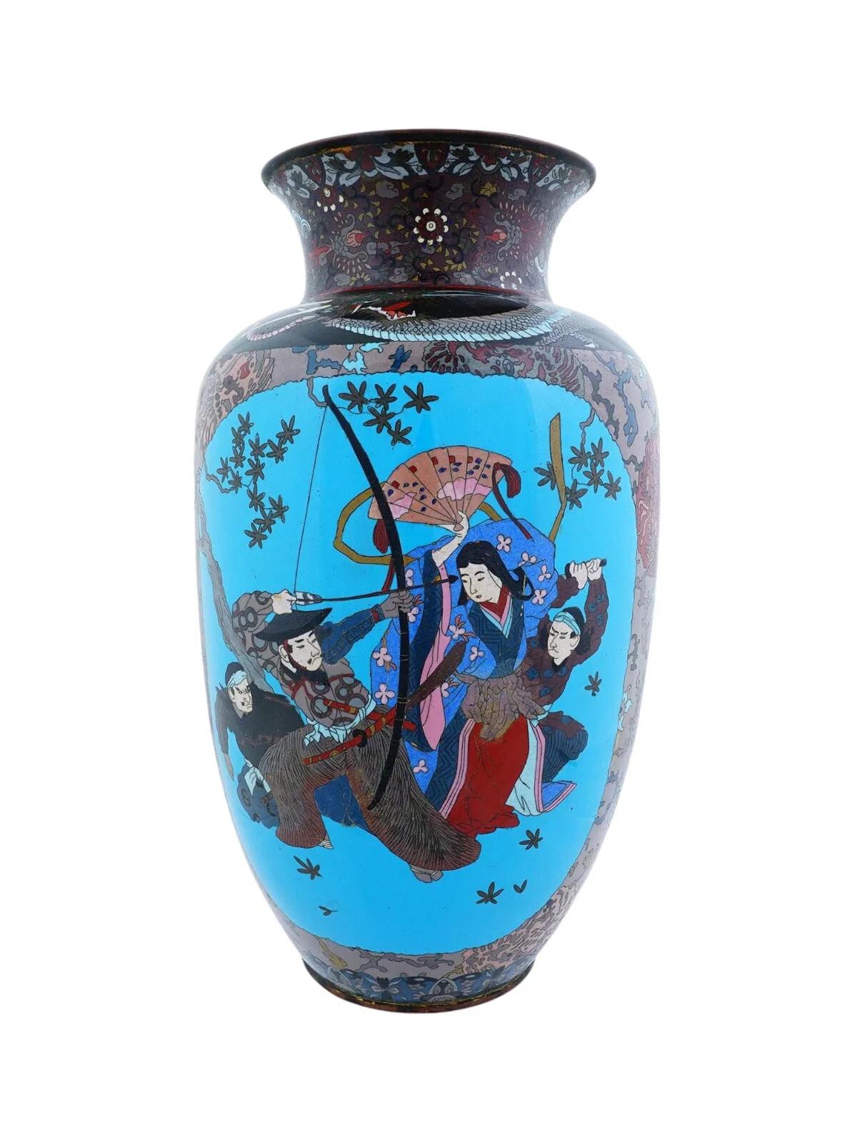 Gran jarrón japonés antiguo con diseño de esmalte cloisonné. Finales del periodo Meiji, antes de 1912. A los lados se presentan dos medallones con pájaros entre flores y figuras humanas. Representación de un dragón arriba. Trabajo minucioso.