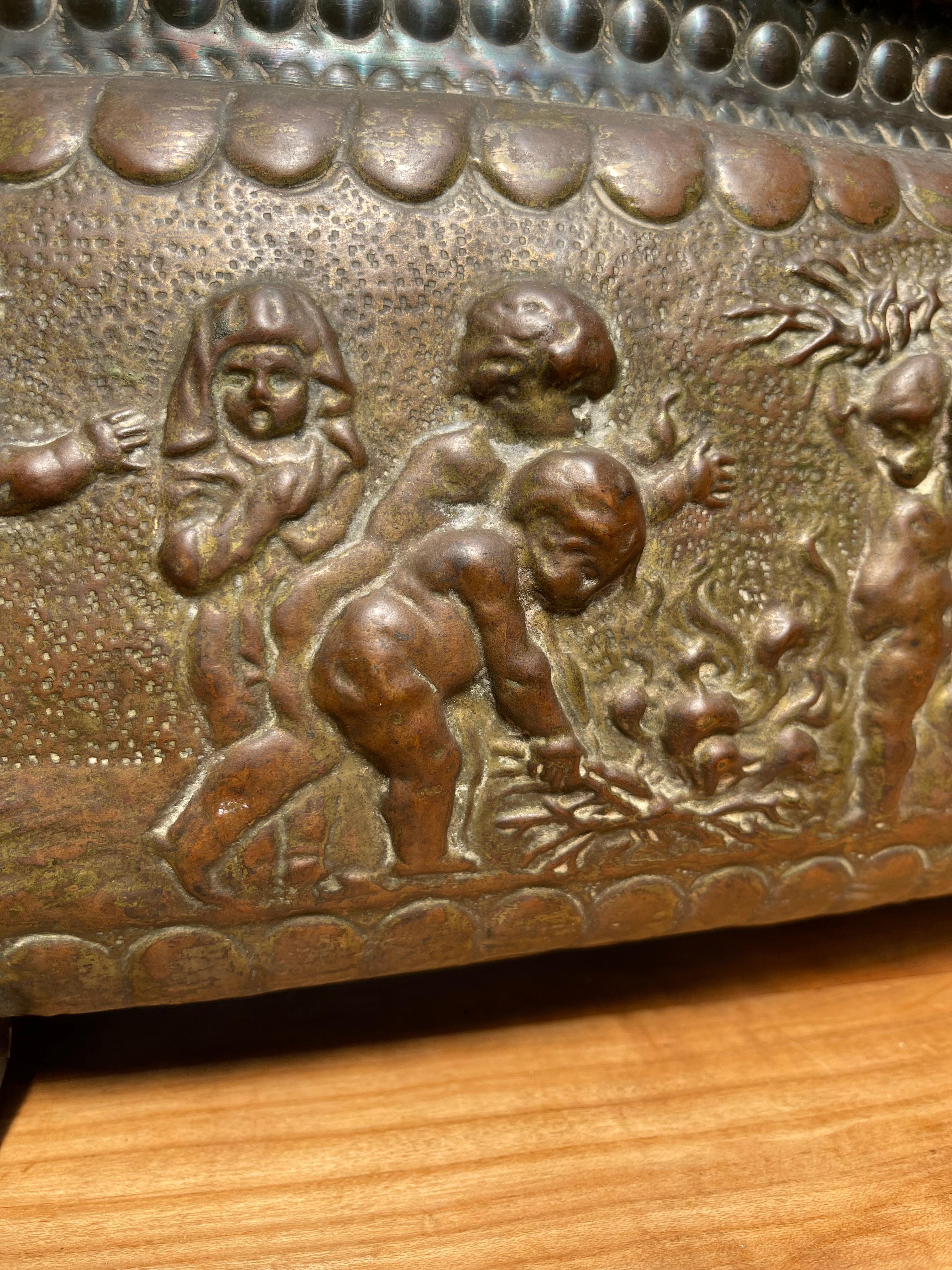 Antiguo Jardinera / Maceta grande con esculturas Putti en relieve profundo en venta 8