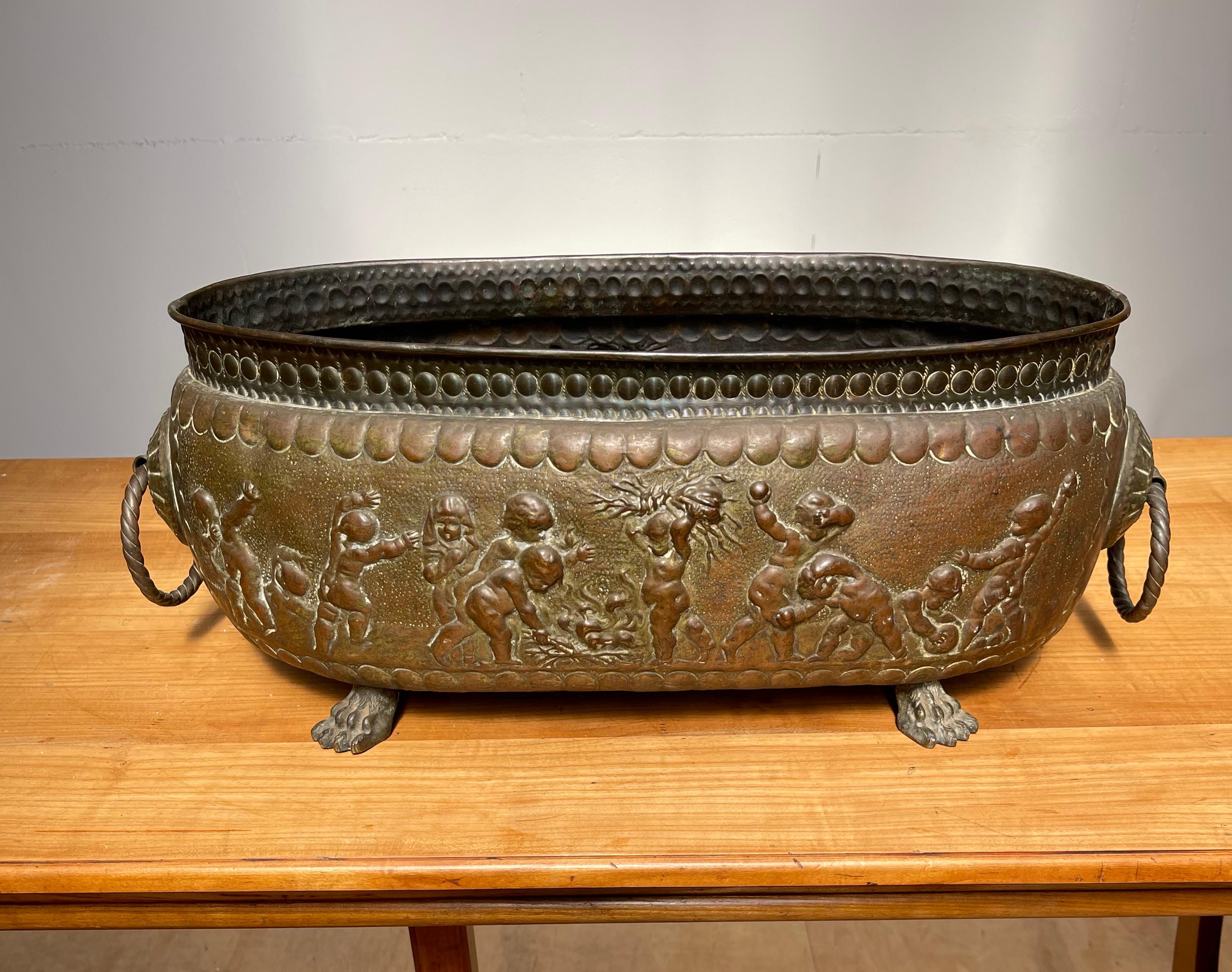 Antiguo Jardinera / Maceta grande con esculturas Putti en relieve profundo Renacimiento renacentista en venta