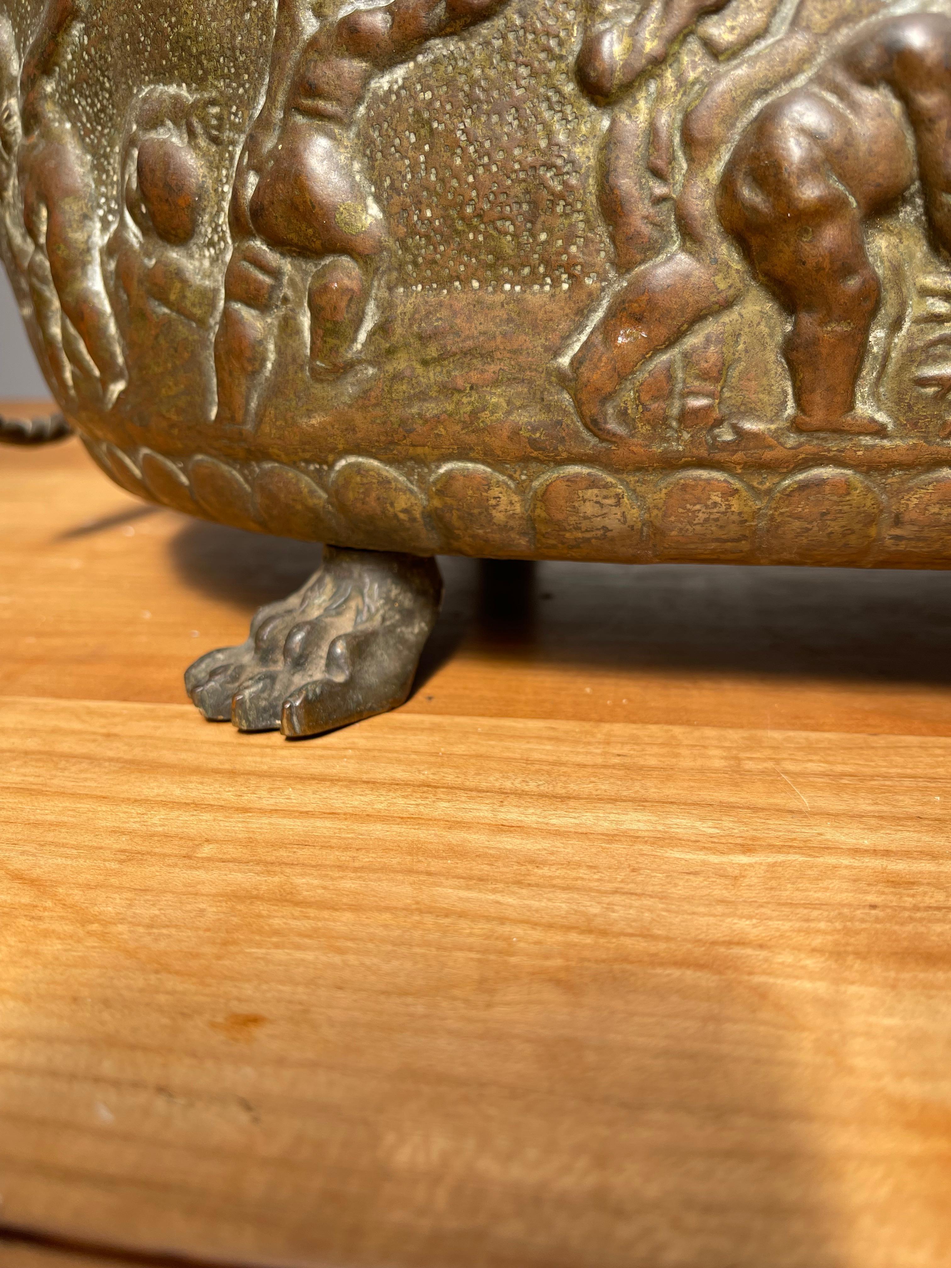 Antiguo Jardinera / Maceta grande con esculturas Putti en relieve profundo Cobre en venta