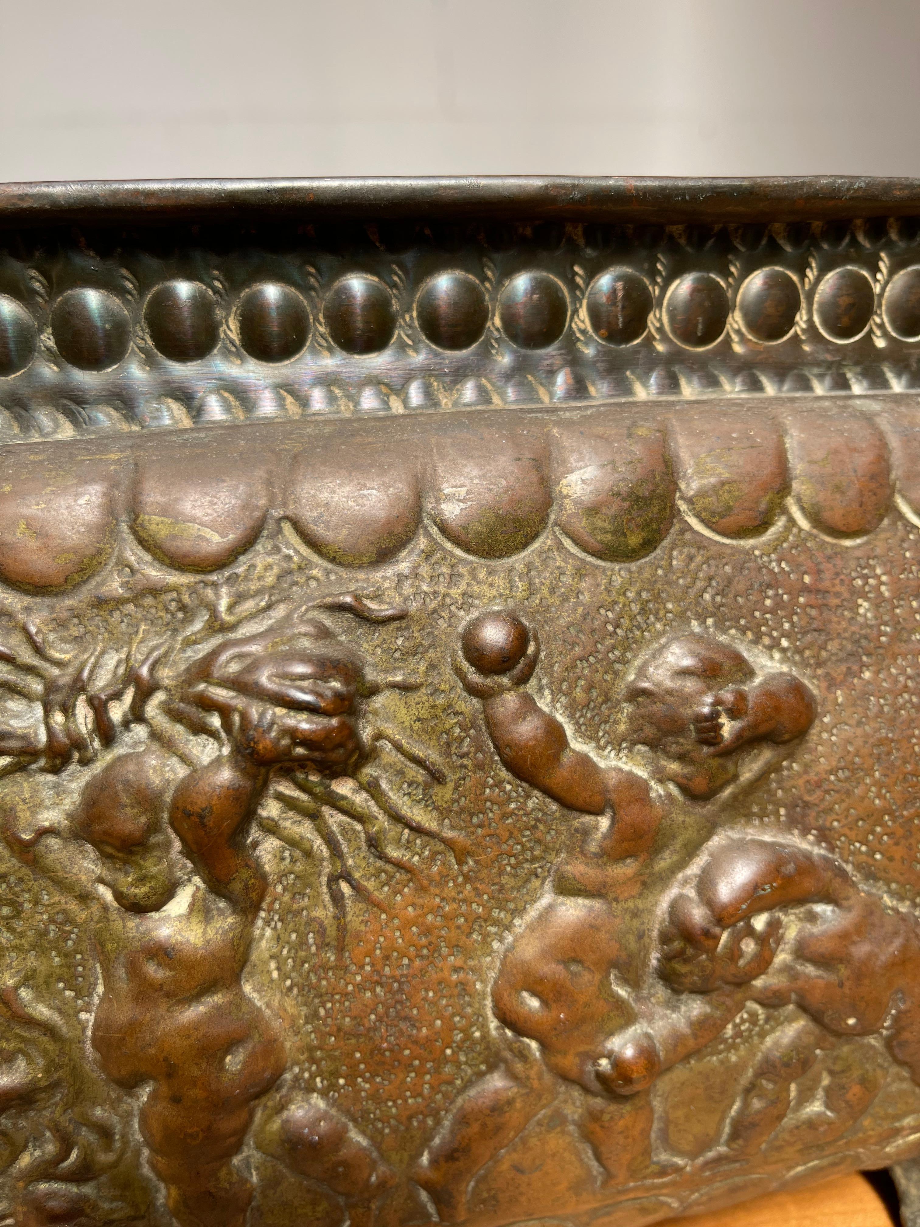 Antiguo Jardinera / Maceta grande con esculturas Putti en relieve profundo en venta 1