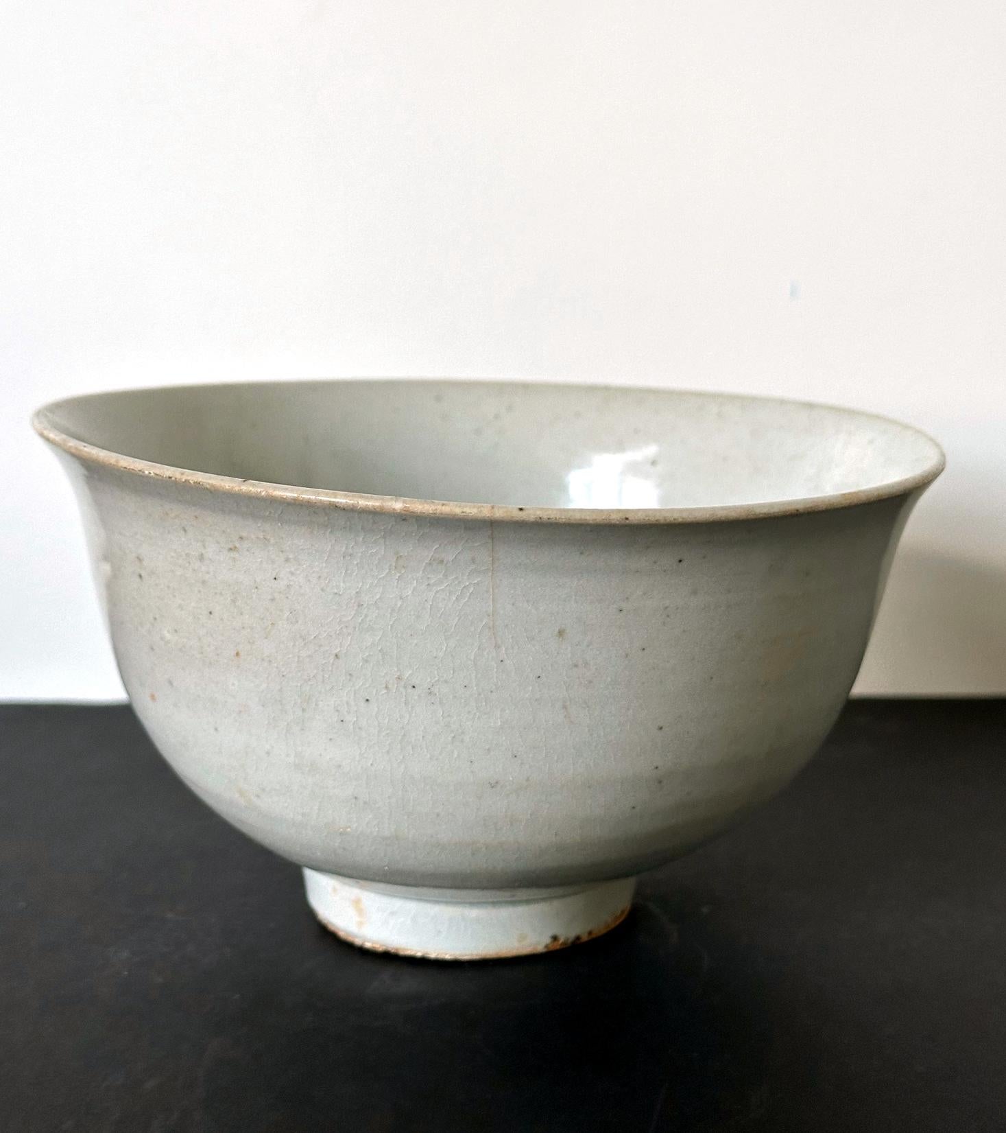 Arcaistico Antica grande ciotola coreana in ceramica bianca della dinastia Joseon in vendita