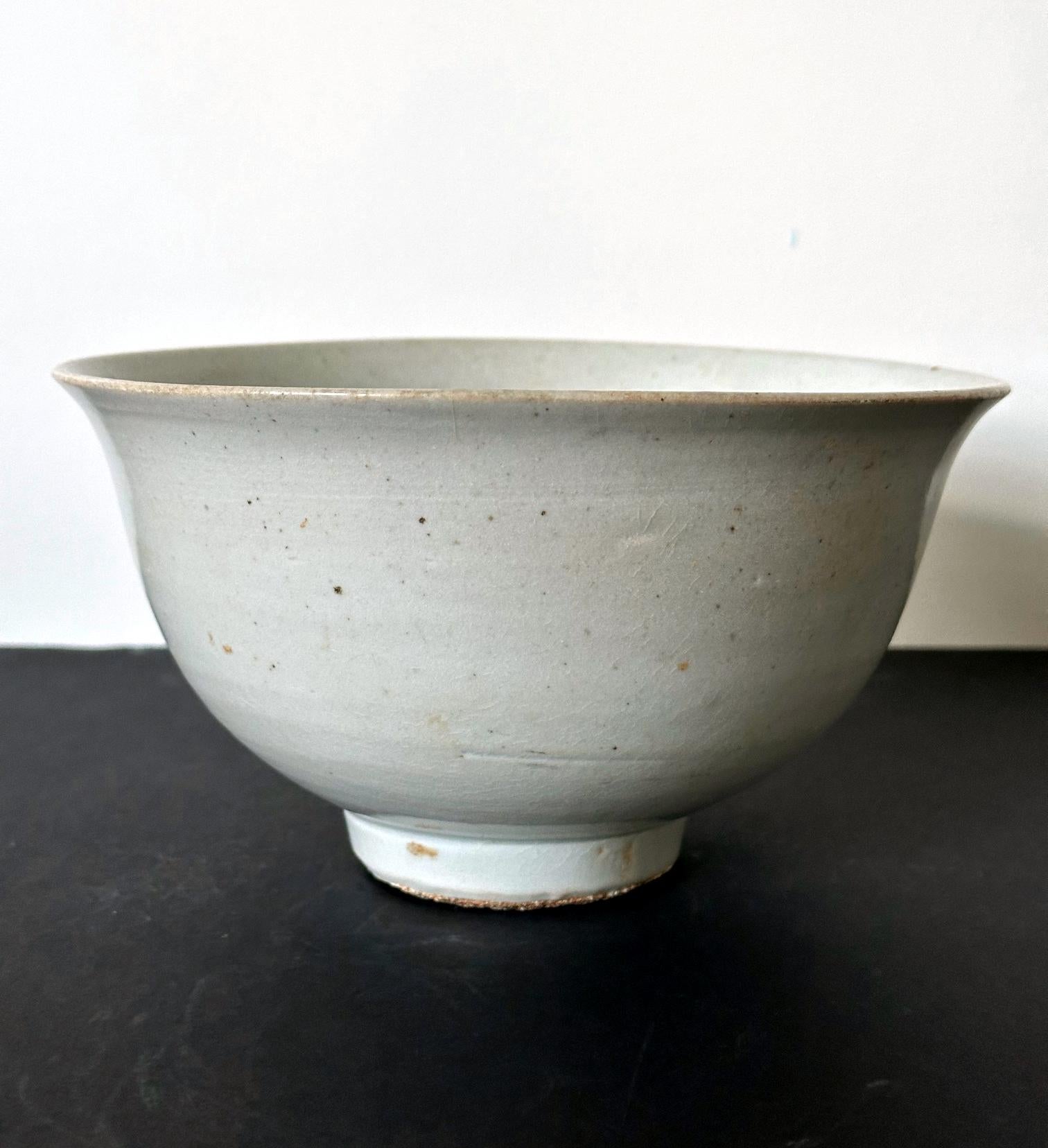 Coreano Antica grande ciotola coreana in ceramica bianca della dinastia Joseon in vendita