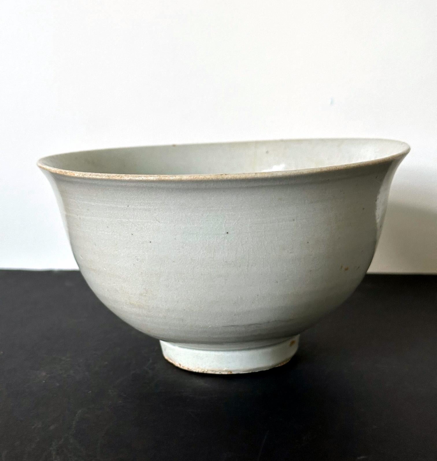 Antica grande ciotola coreana in ceramica bianca della dinastia Joseon In condizioni buone in vendita a Atlanta, GA