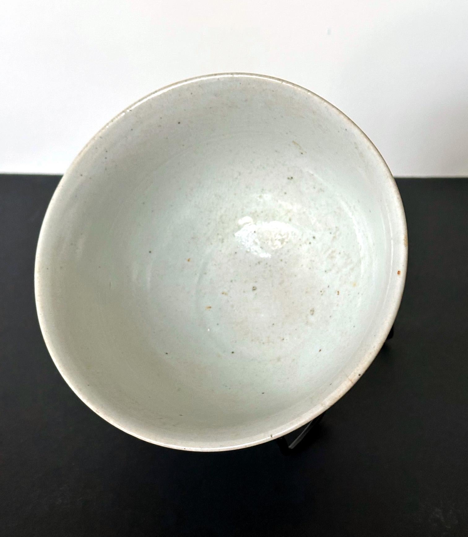 Fino al XVIII secolo Antica grande ciotola coreana in ceramica bianca della dinastia Joseon in vendita