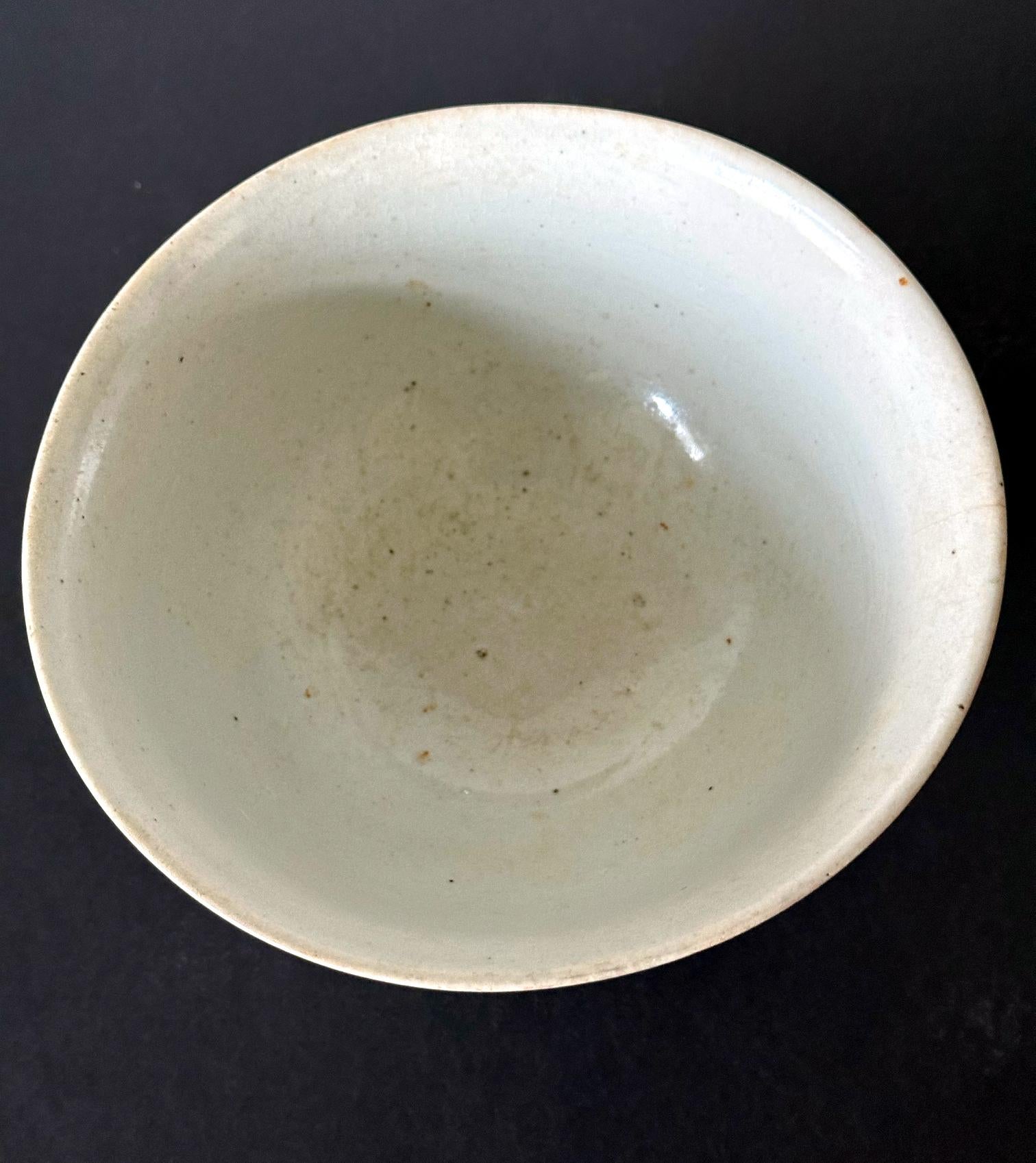 Antica grande ciotola coreana in ceramica bianca della dinastia Joseon in vendita 1