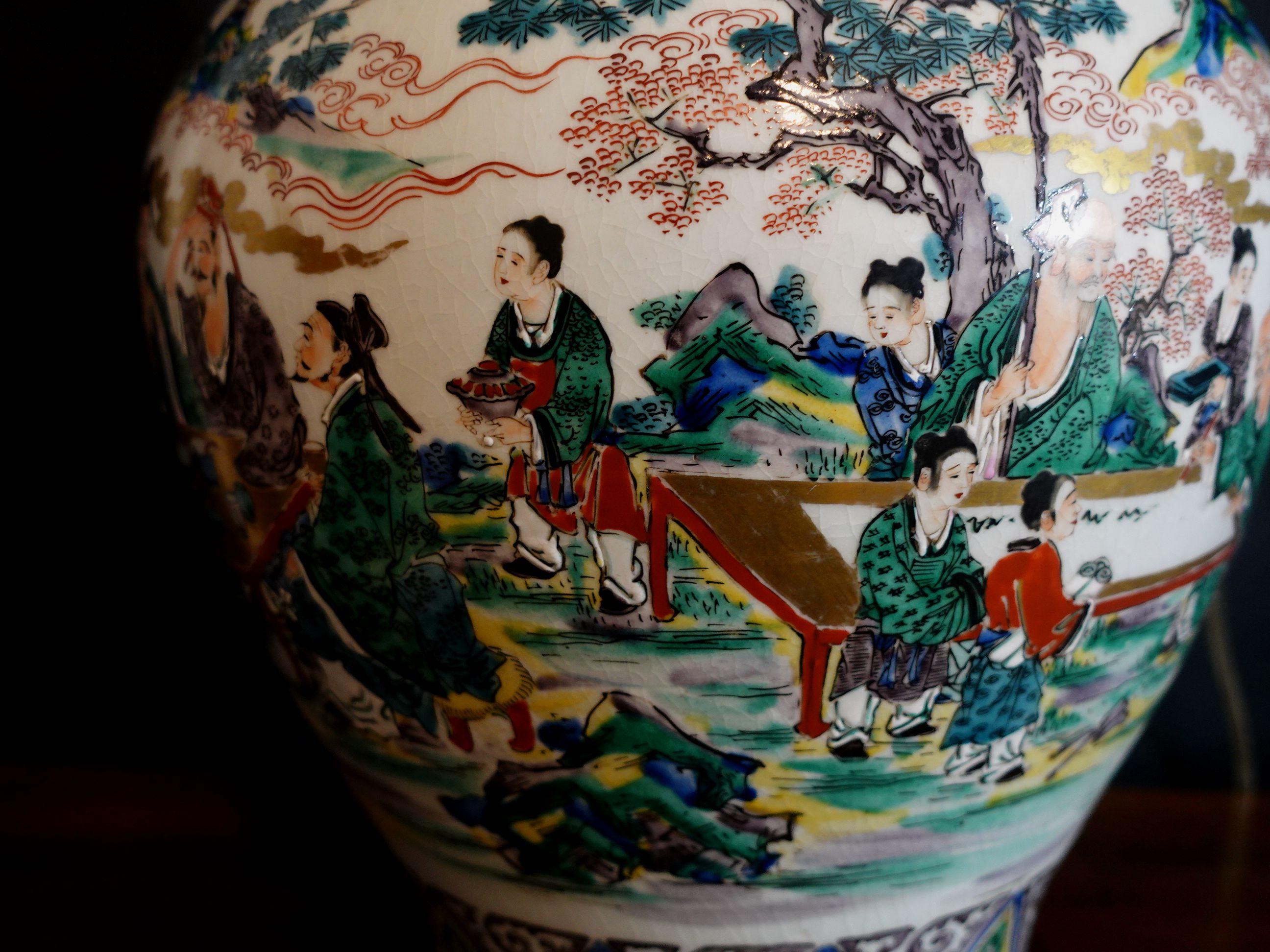 Grande lampe de bureau ancienne à grand vase en porcelaine de Kutani, 19ème siècle, signée en vente 3