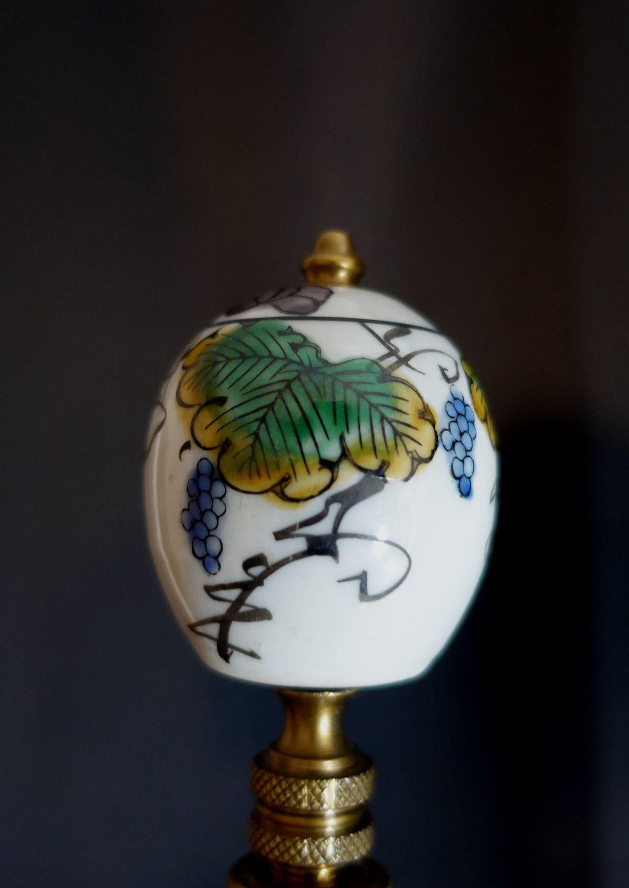 Grande lampe de bureau ancienne à grand vase en porcelaine de Kutani, 19ème siècle, signée en vente 10