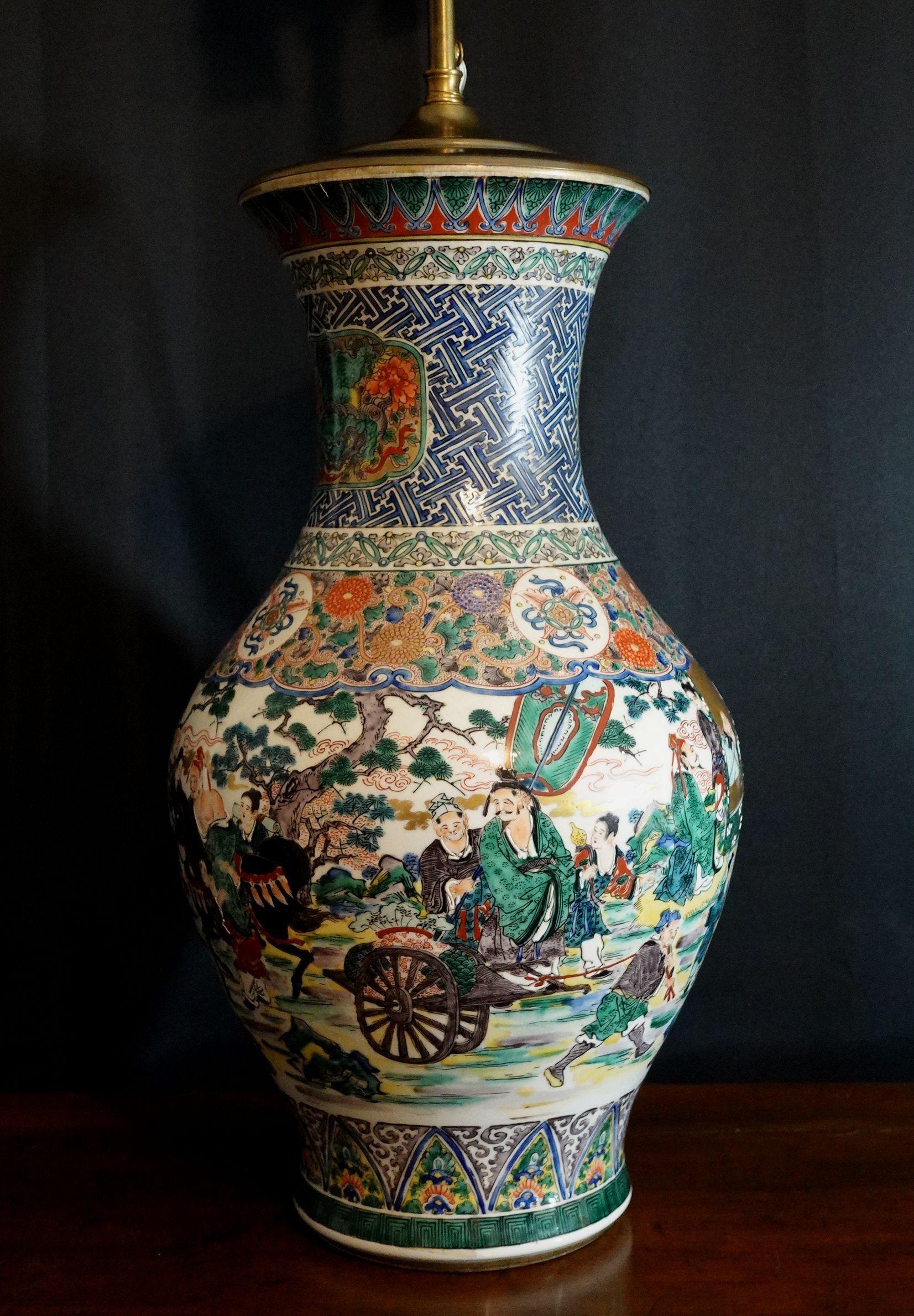 Vase en porcelaine. Japon. 19ème siècle. Forme de balustre. L'article Kutani. Type de vert. Décoration de savants et de motifs de brocart. la hauteur du vase est de 18