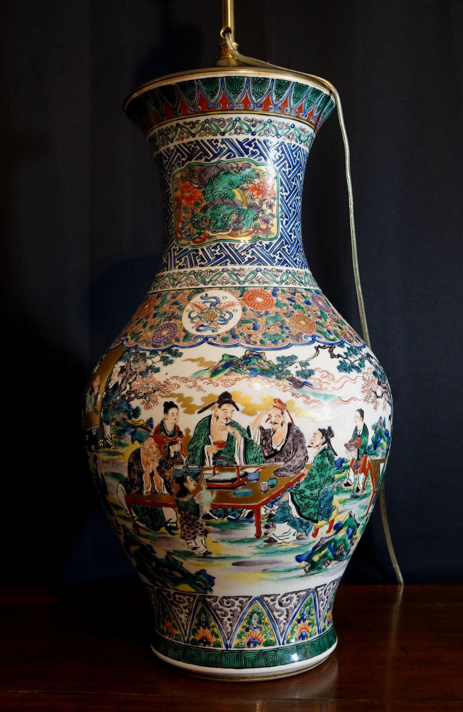 Porcelaine Grande lampe de bureau ancienne à grand vase en porcelaine de Kutani, 19ème siècle, signée en vente