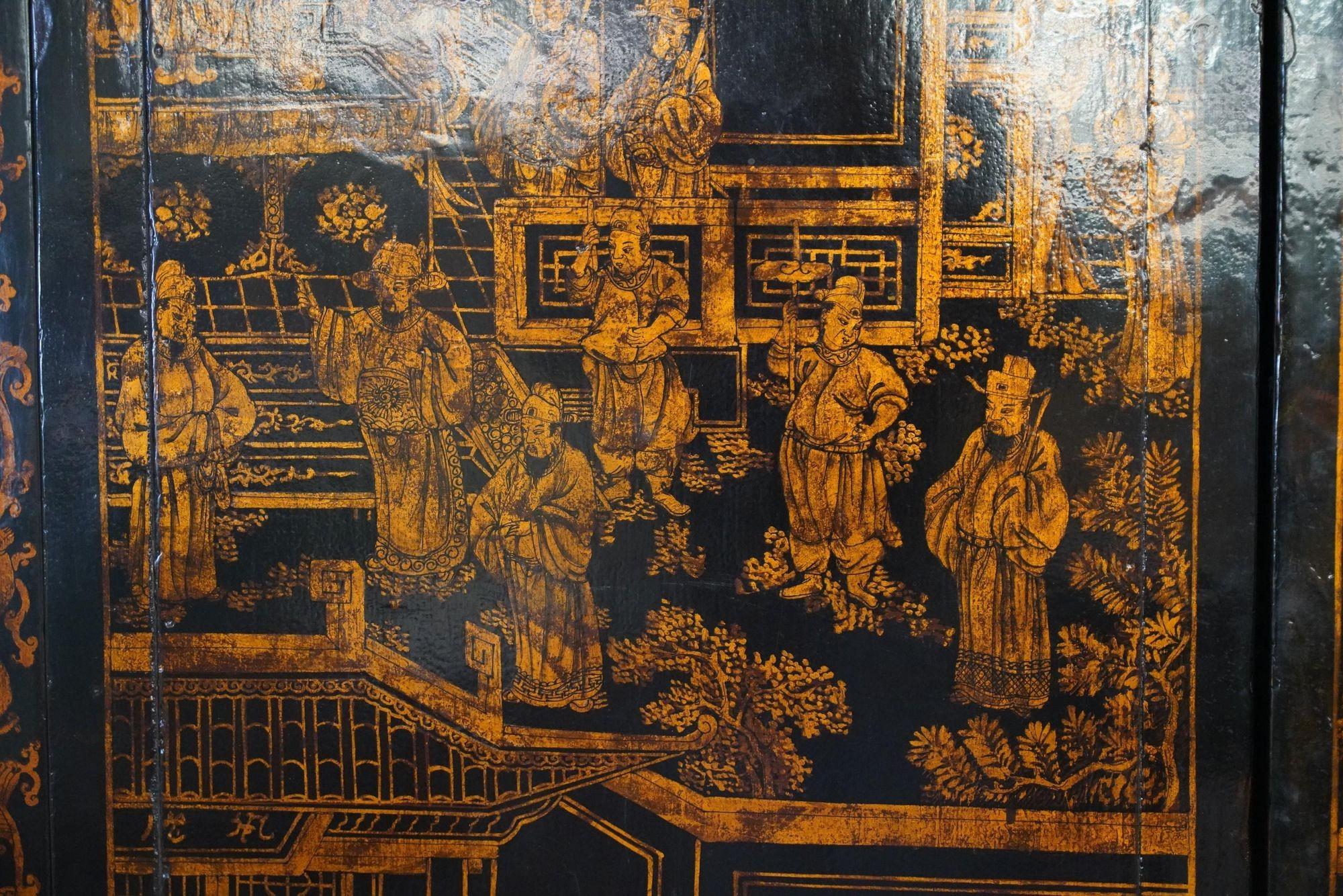 Ein stattlicher chinesischer Schrank aus dem späten 19. Jahrhundert mit traditioneller Handwerkskunst und aufwändiger Dekoration. Dieser große zweiteilige Schrank weist fein geschnitzte und bemalte Paneele mit floralen und geometrischen Motiven auf,