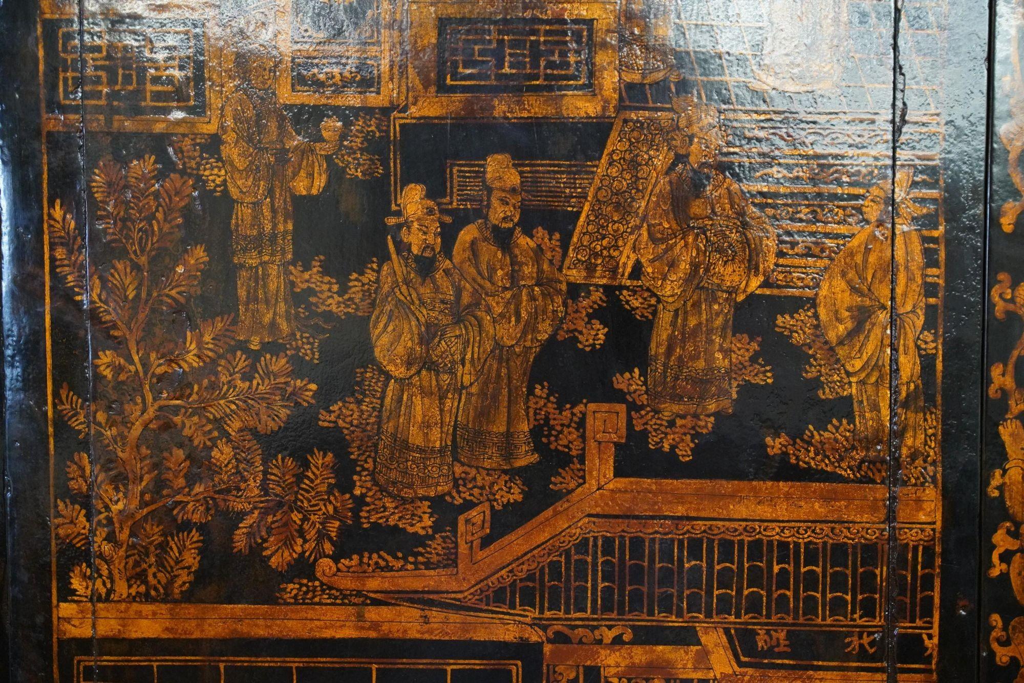 Antiker großer chinesischer Kommodenschrank mit dekorativen Paneelen aus dem späten 19. Jahrhundert im Angebot 2