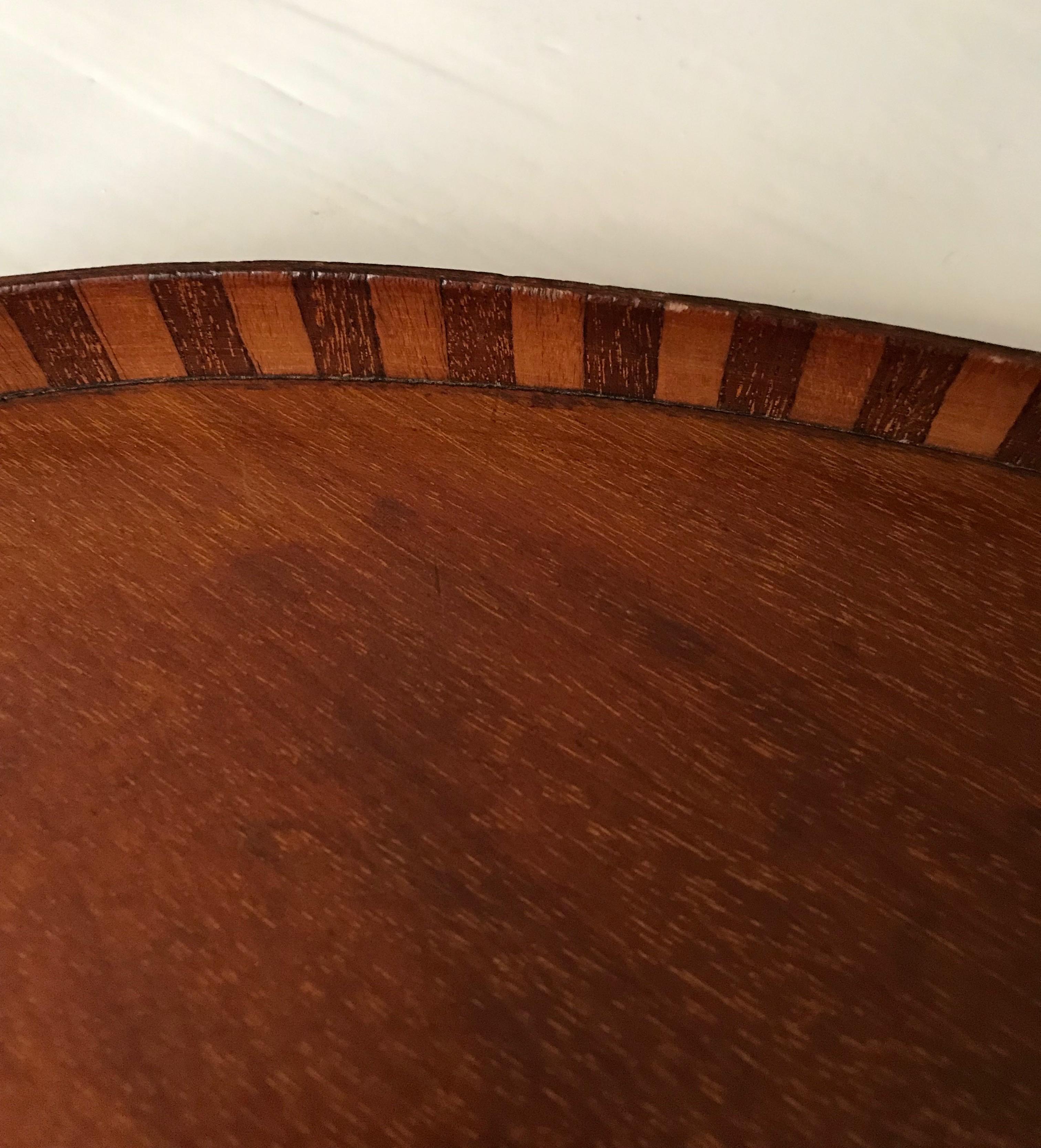 Antikes und großes Serviertablett aus Nussbaumholz mit Intarsien, Muschel-Intarsien und Messinggriffen (Englisch) im Angebot